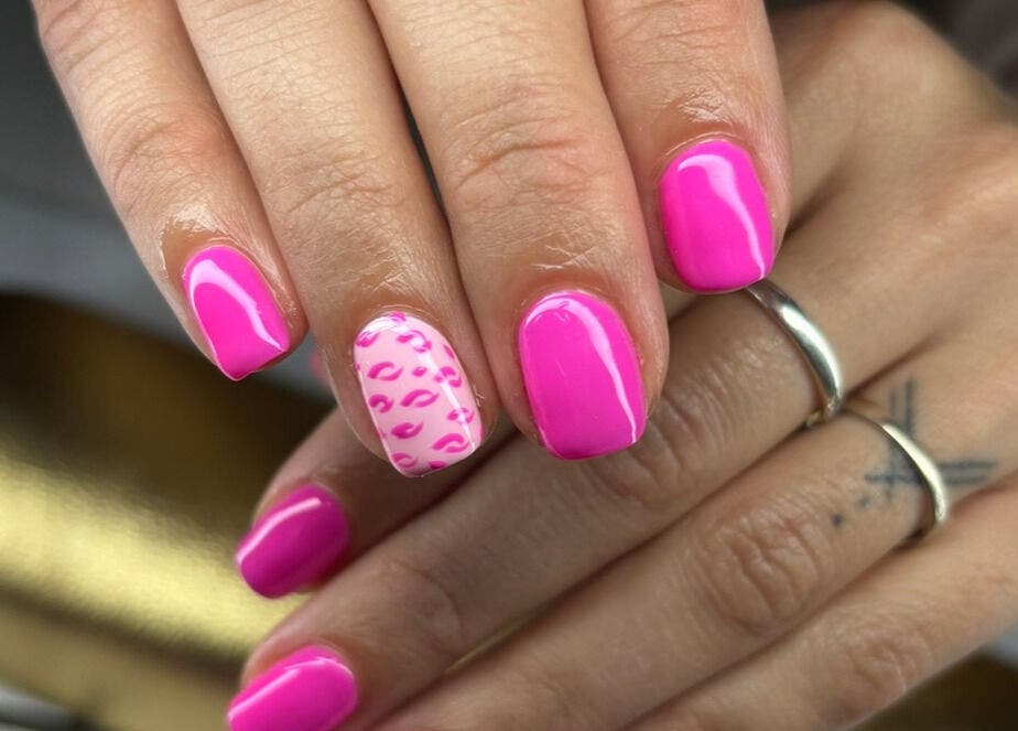 Uñas rosadas con diseño único en Beii Nails ✨💅🏼, Comunidad De Madrid, Comunidad De Madrid, ES.