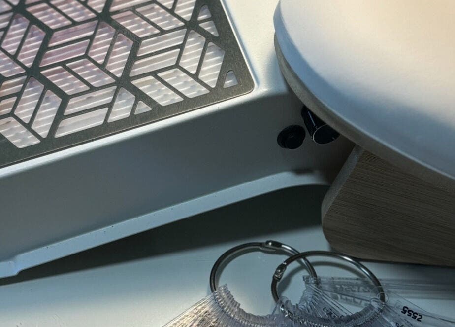 Detalle de mesa de manicura en Beii Nails ✨💅🏼, Comunidad De Madrid, Comunidad De Madrid, ES.