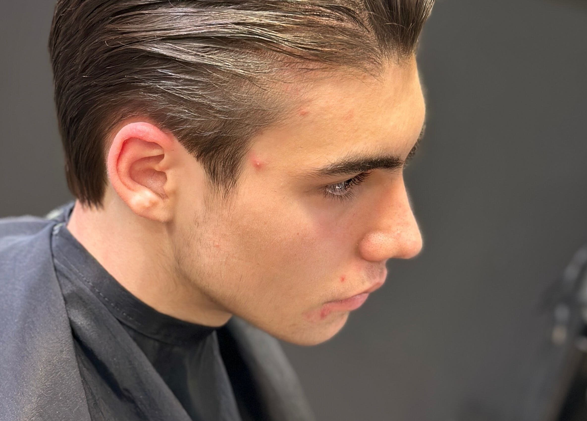 Professional haircut at AtiShanBeauty in Toronto, Ontario, CA showcases sleek styling for men.