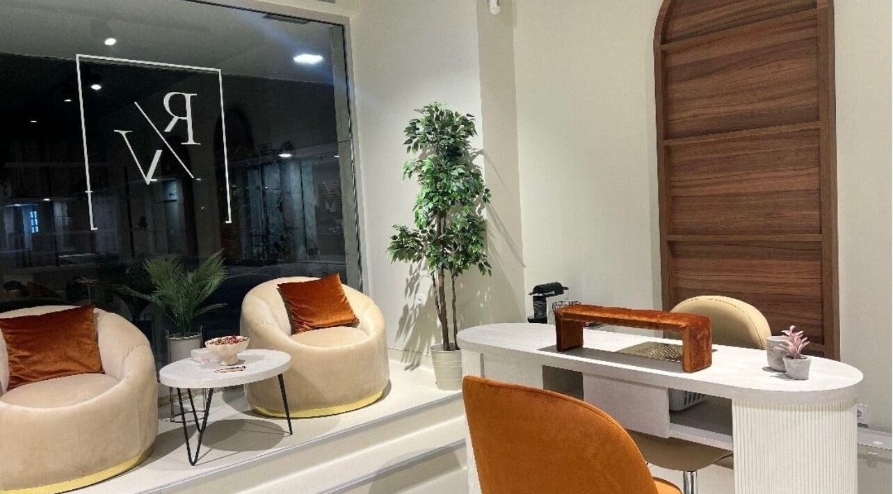 Interior elegante do GB estética (Rv beauty studio) em Matosinhos, Porto, PT com assentos confortáveis e mesa.