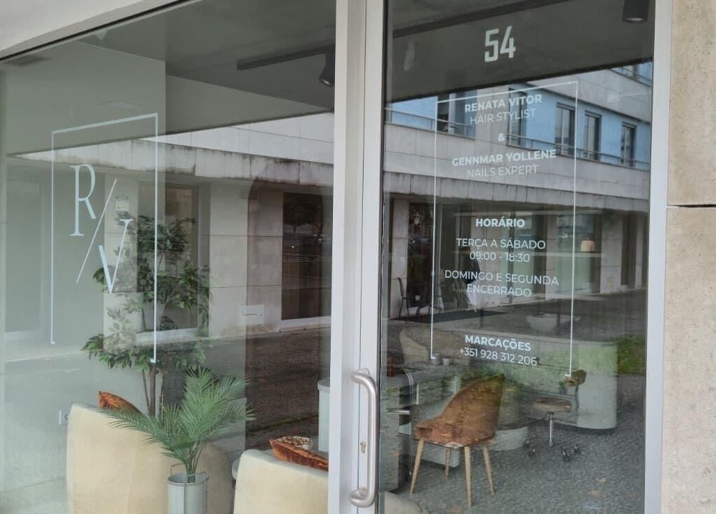 Entrada moderna do Gb Estética (Rv Beauty Studio) em Matosinhos, Porto, PT, com decoração elegante.