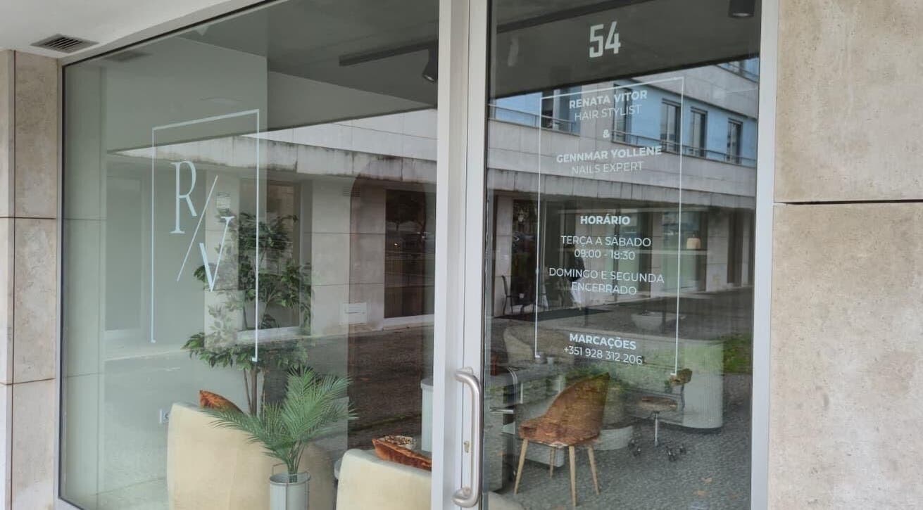 Entrada moderna do Gb Estética (Rv Beauty Studio) em Matosinhos, Porto, PT, com decoração elegante.