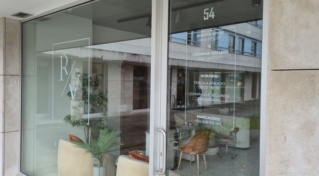 Entrada moderna do Gb Estética (Rv Beauty Studio) em Matosinhos, Porto, PT, com decoração elegante.