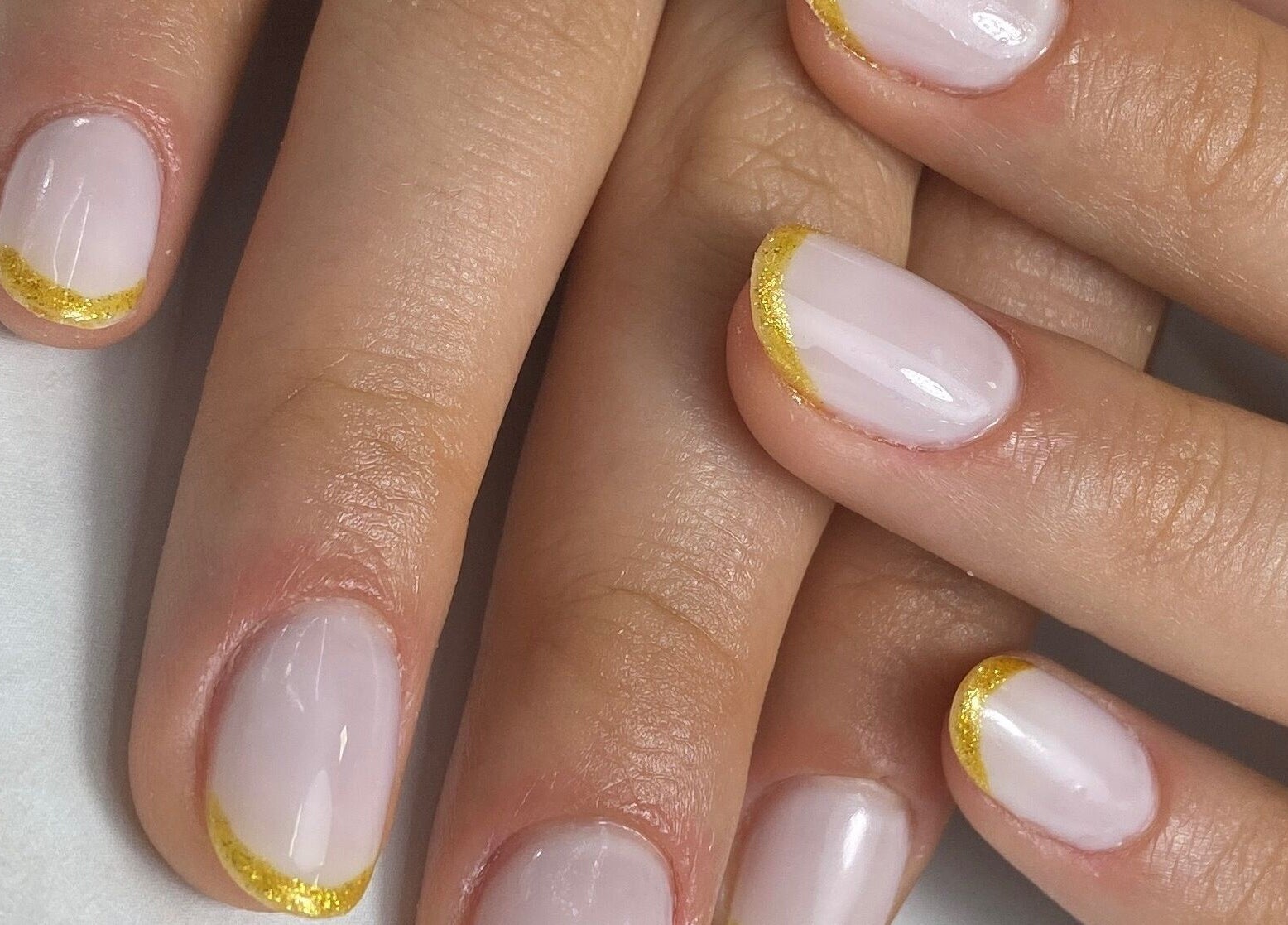 Unhas com francesinha dourada na Macela Paiva Unhas, Póvoa De Varzim, Porto, PT.