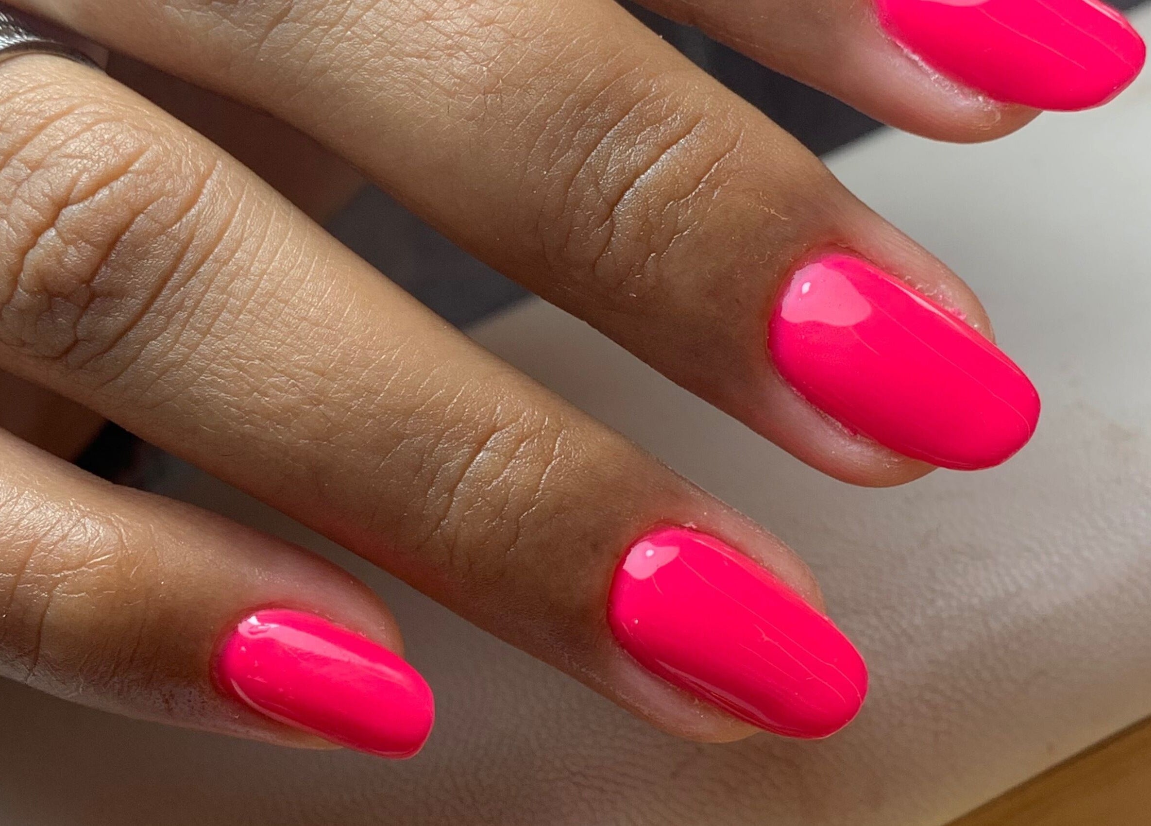 Unhas esmalte rosa vibrante no Macela Paiva Unhas, Póvoa De Varzim, Porto, PT.