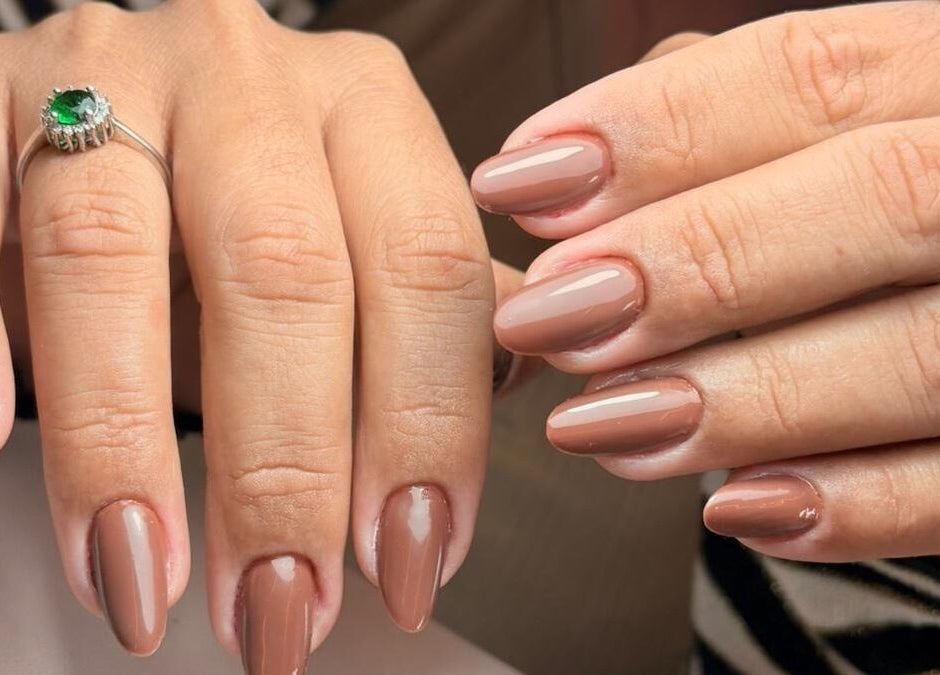 Mãos com unhas polidas em nude na Macela Paiva Unhas, Póvoa De Varzim, Porto, PT.