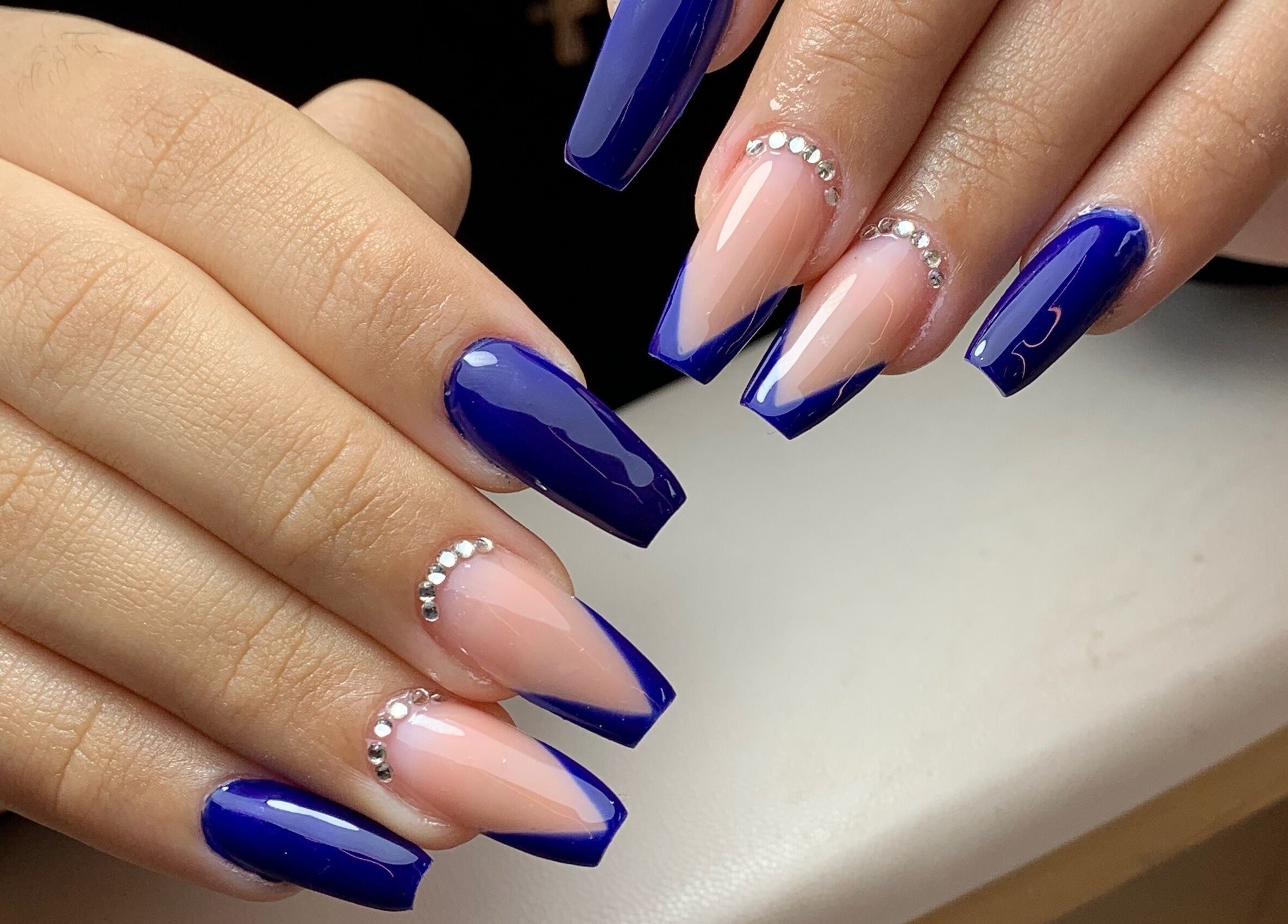 Design elegante de unhas azuis e nude com pedras em Macela Paiva Unhas, Póvoa De Varzim, Porto, PT.