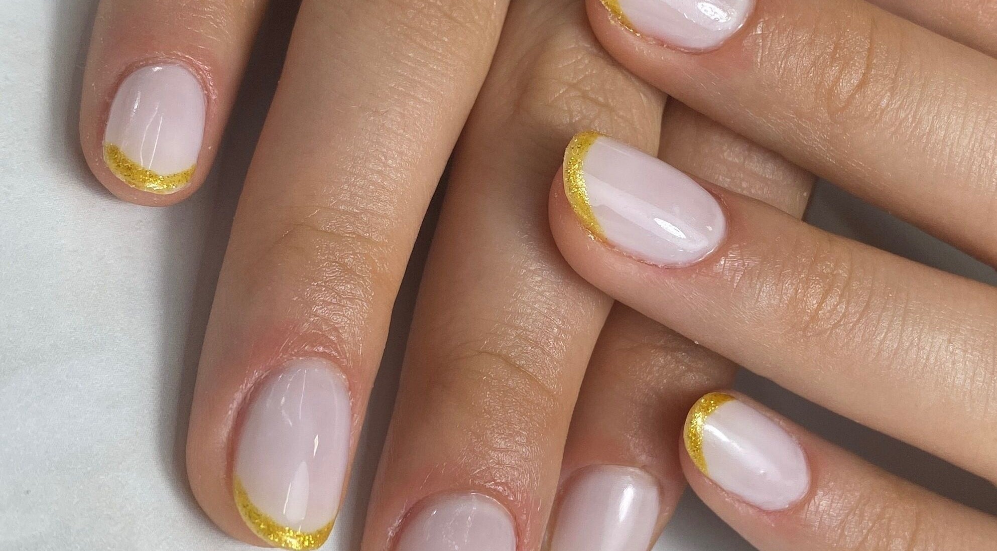 Unhas com esmalte dourado na Macela Paiva Unhas, Póvoa De Varzim, Porto, PT.