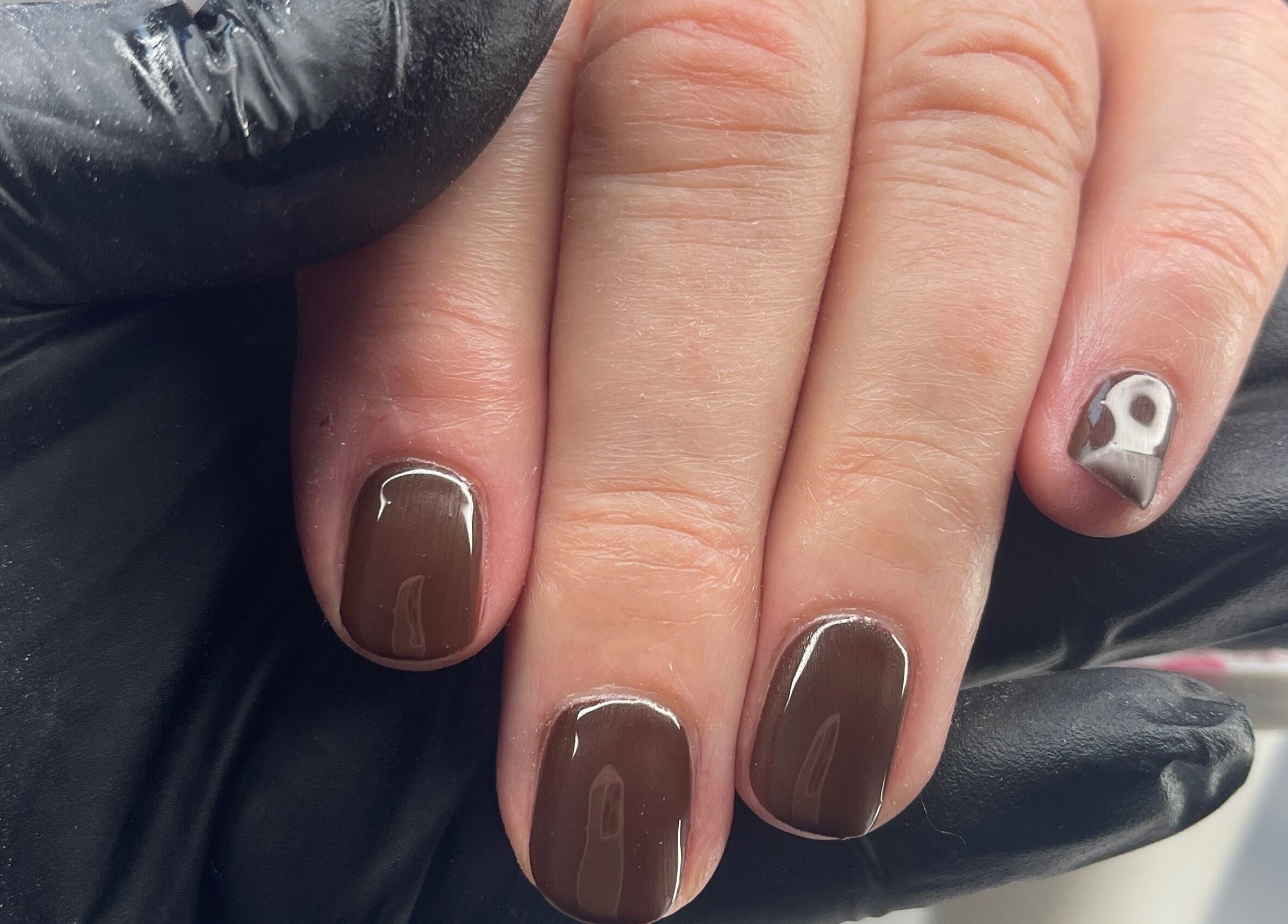 Elegant brown nail art at Coco’s Beauty, Clanfield, England, GB. Perfectly manicured hands with a unique design.