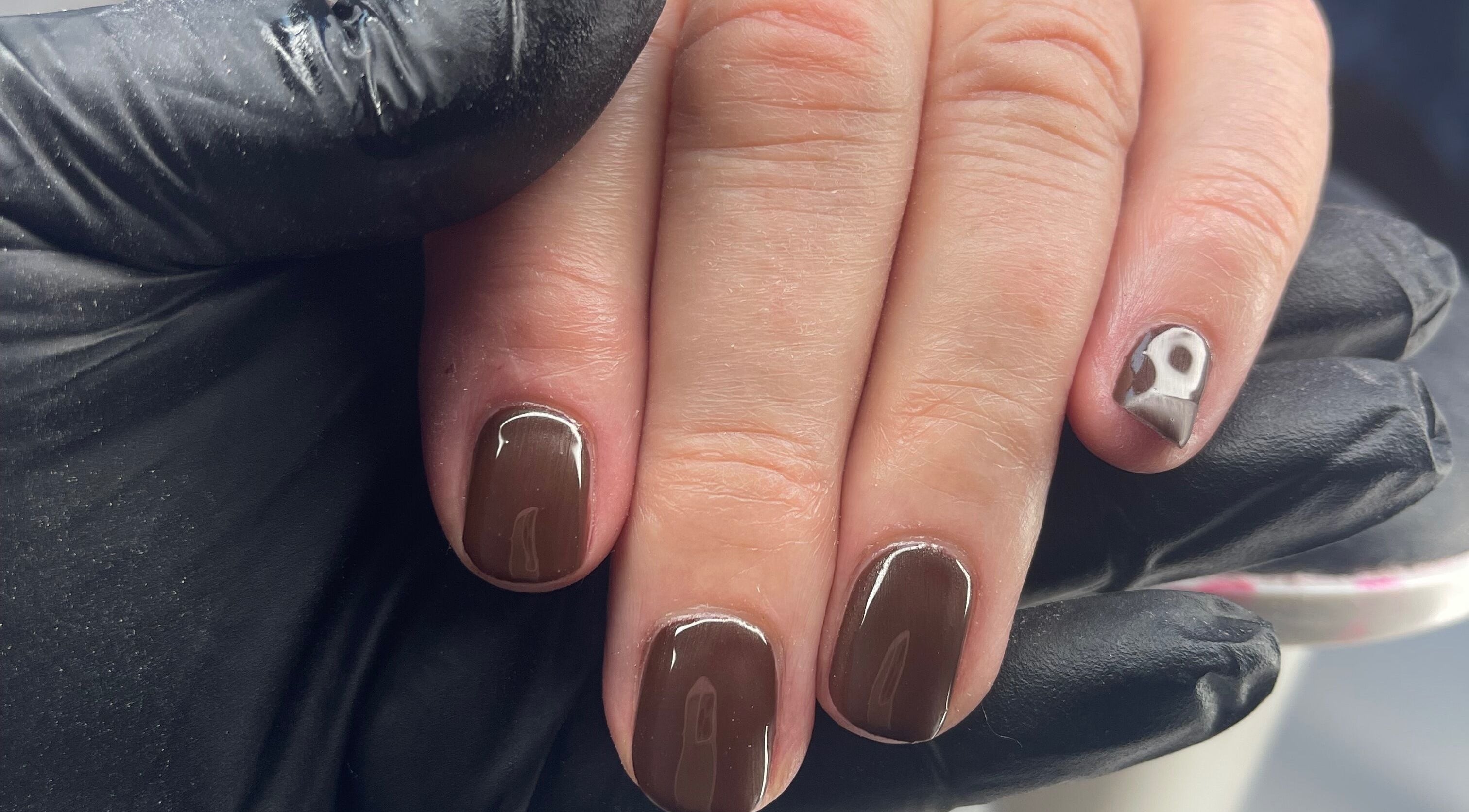 Elegant brown nail art at Coco’s Beauty, Clanfield, England, GB. Perfectly manicured hands with a unique design.