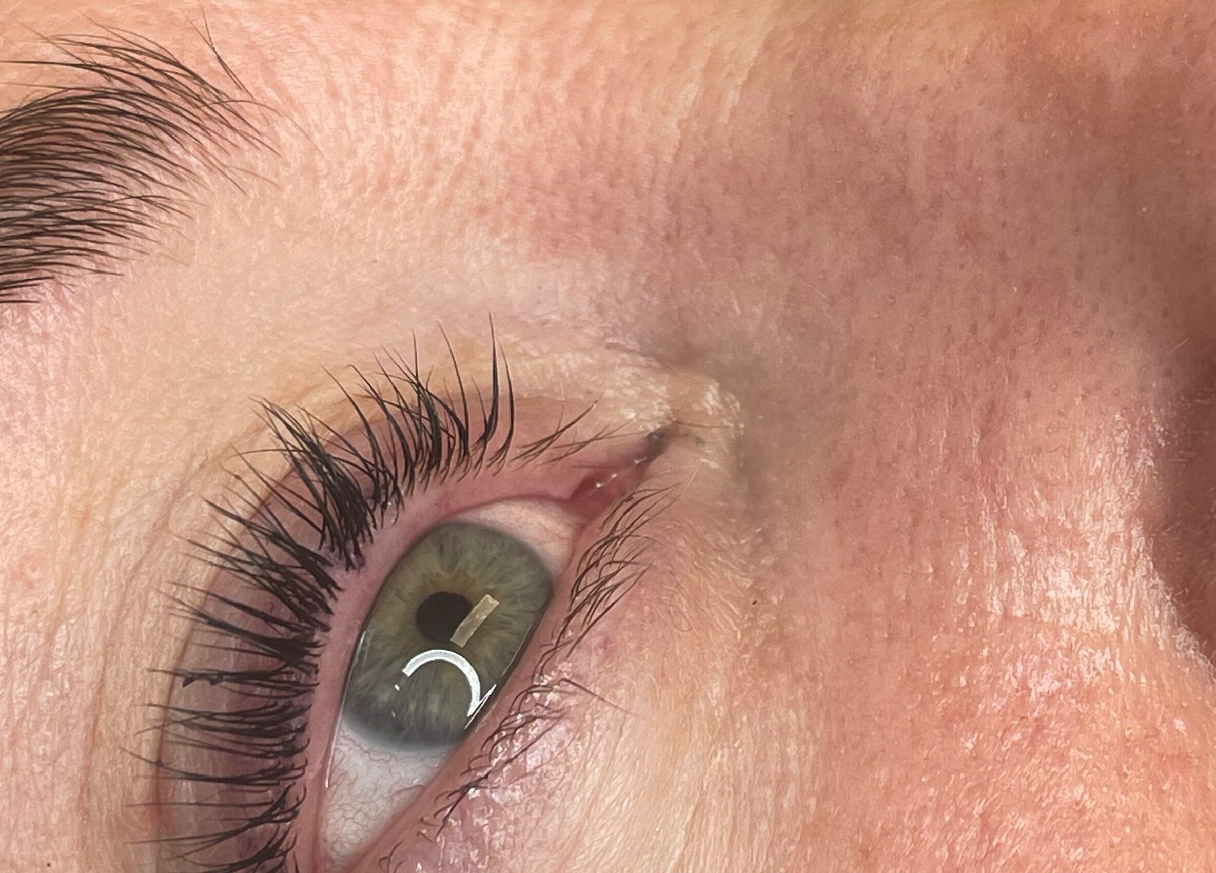 Closeup of an eyelash extension by Coco’s Beauty in Clanfield, England, GB. Natural, voluminous results.
