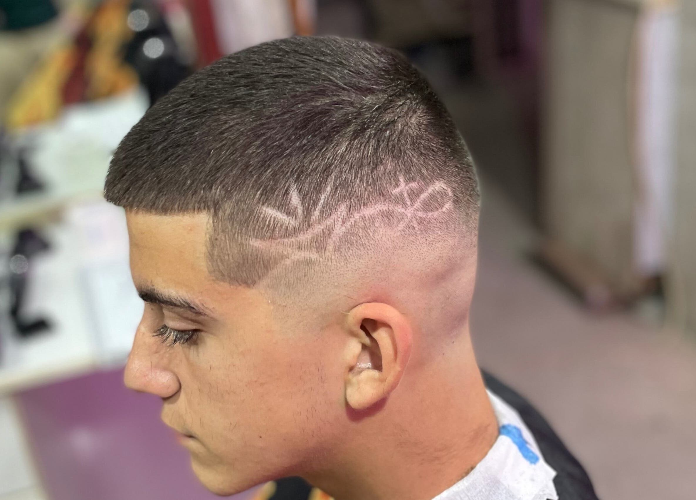 Εξαιρετικό σχέδιο μαλλιών στο Pouladakis barbershop, Ιτέα, GR