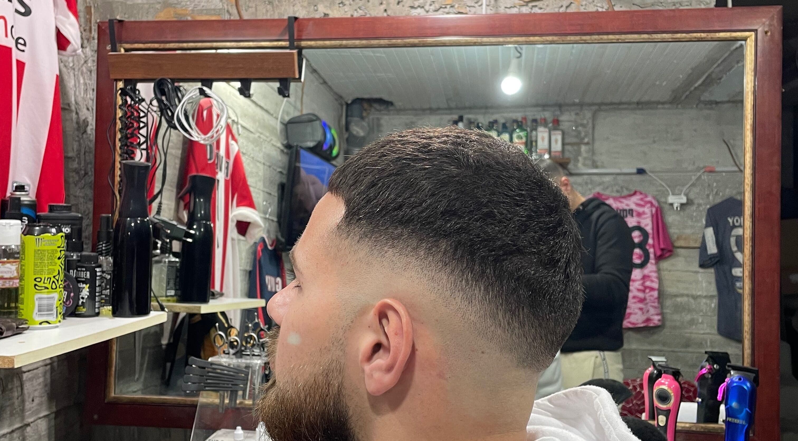 Εσωτερικό του Pouladakis barbershop στην Ιτέα, GR, με καθρέπτη και εργαλεία κομμωτηρίου.