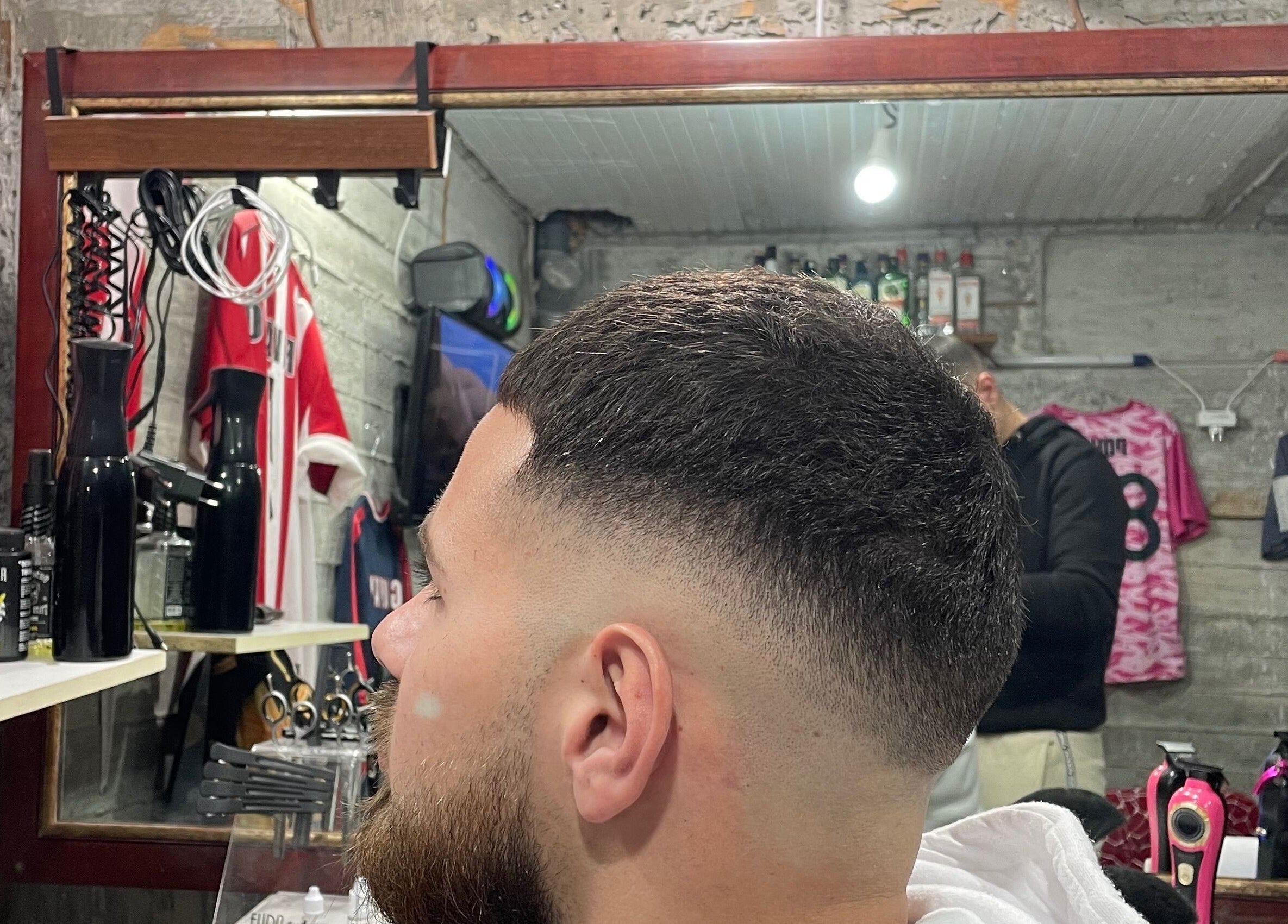 Κούρεμα ανδρικό στο Pouladakis barbershop, Ιτέα, GR με προσεγμένο styling.