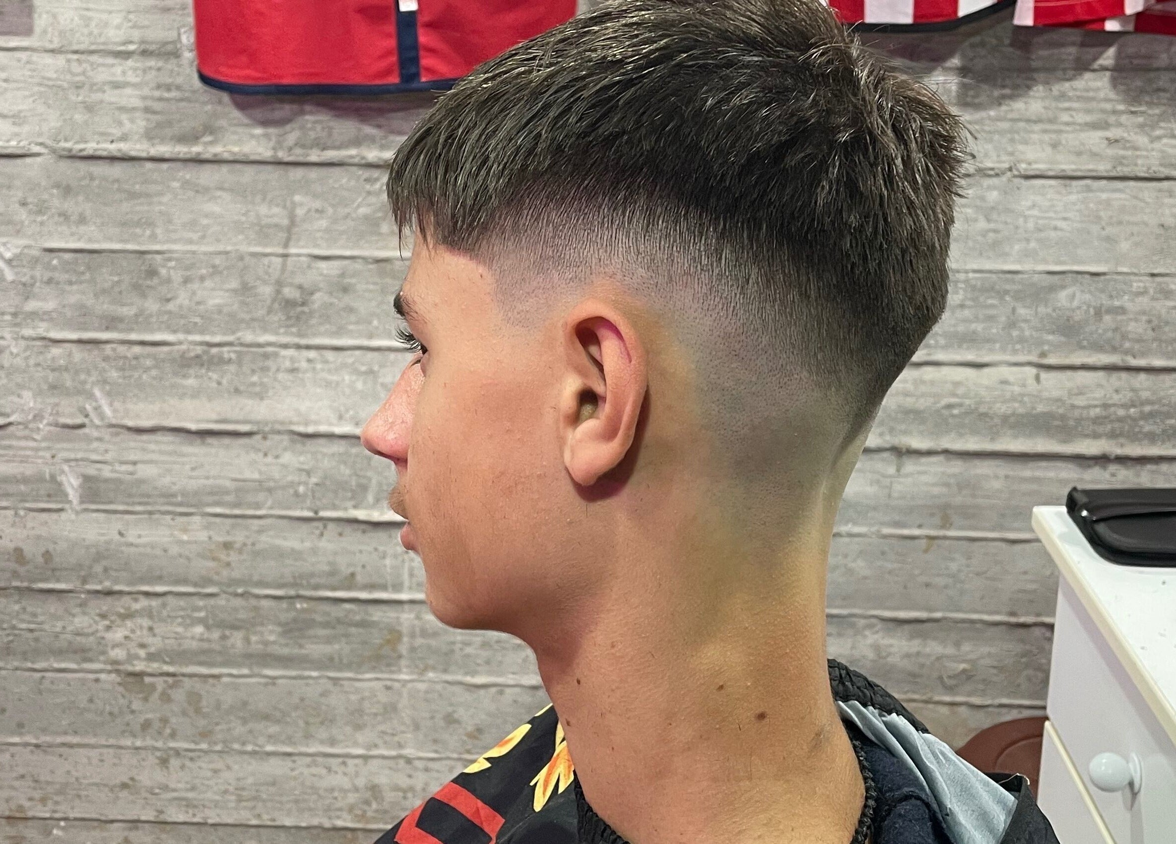 Κούρεμα ανδρικό στο Pouladakis barbershop στα Ιτέα, GR με μοντέρνα εμφάνιση και προσοχή στη λεπτομέρεια.