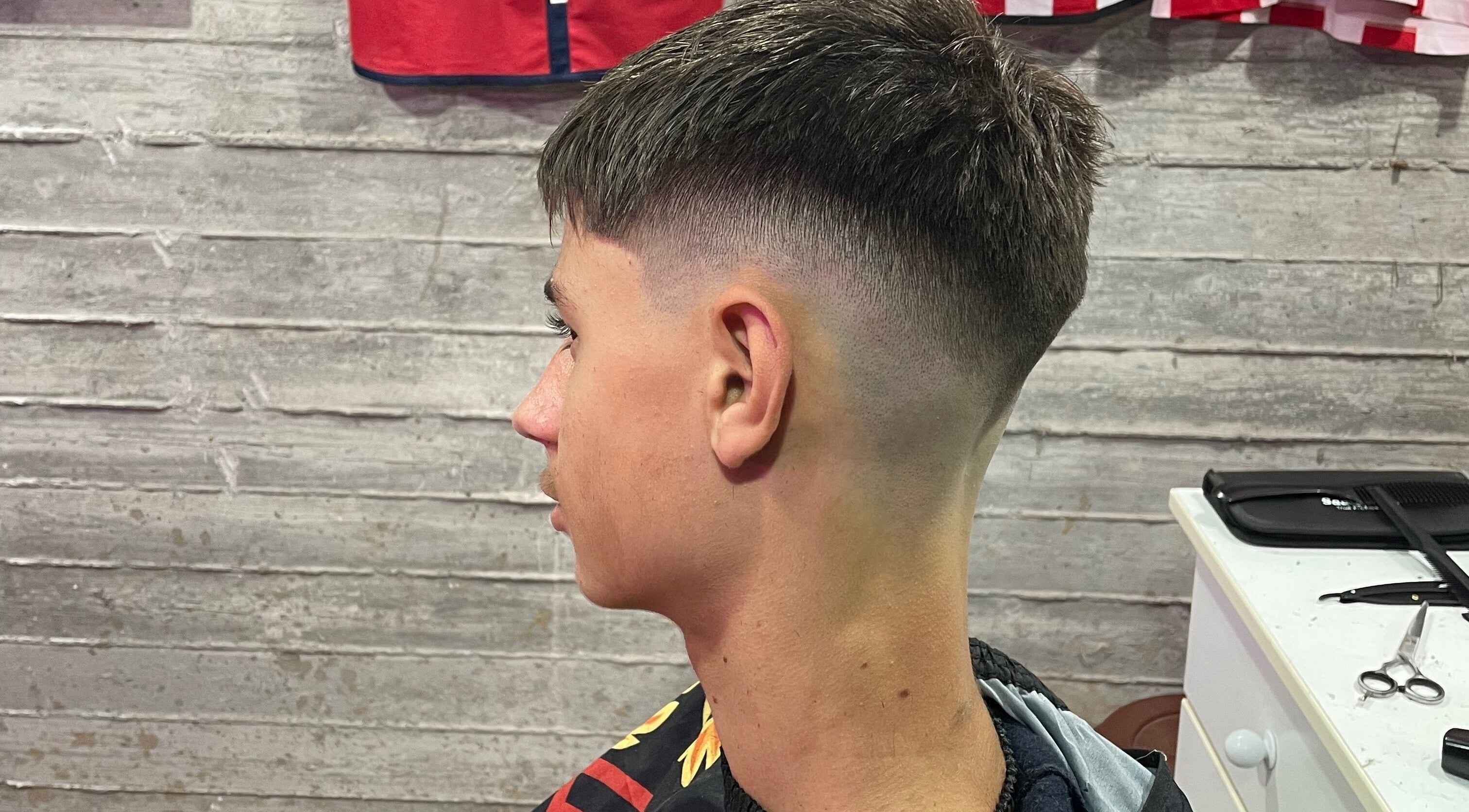 Κούρεμα ανδρικό στο Pouladakis barbershop στα Ιτέα, GR με μοντέρνα εμφάνιση και προσοχή στη λεπτομέρεια.