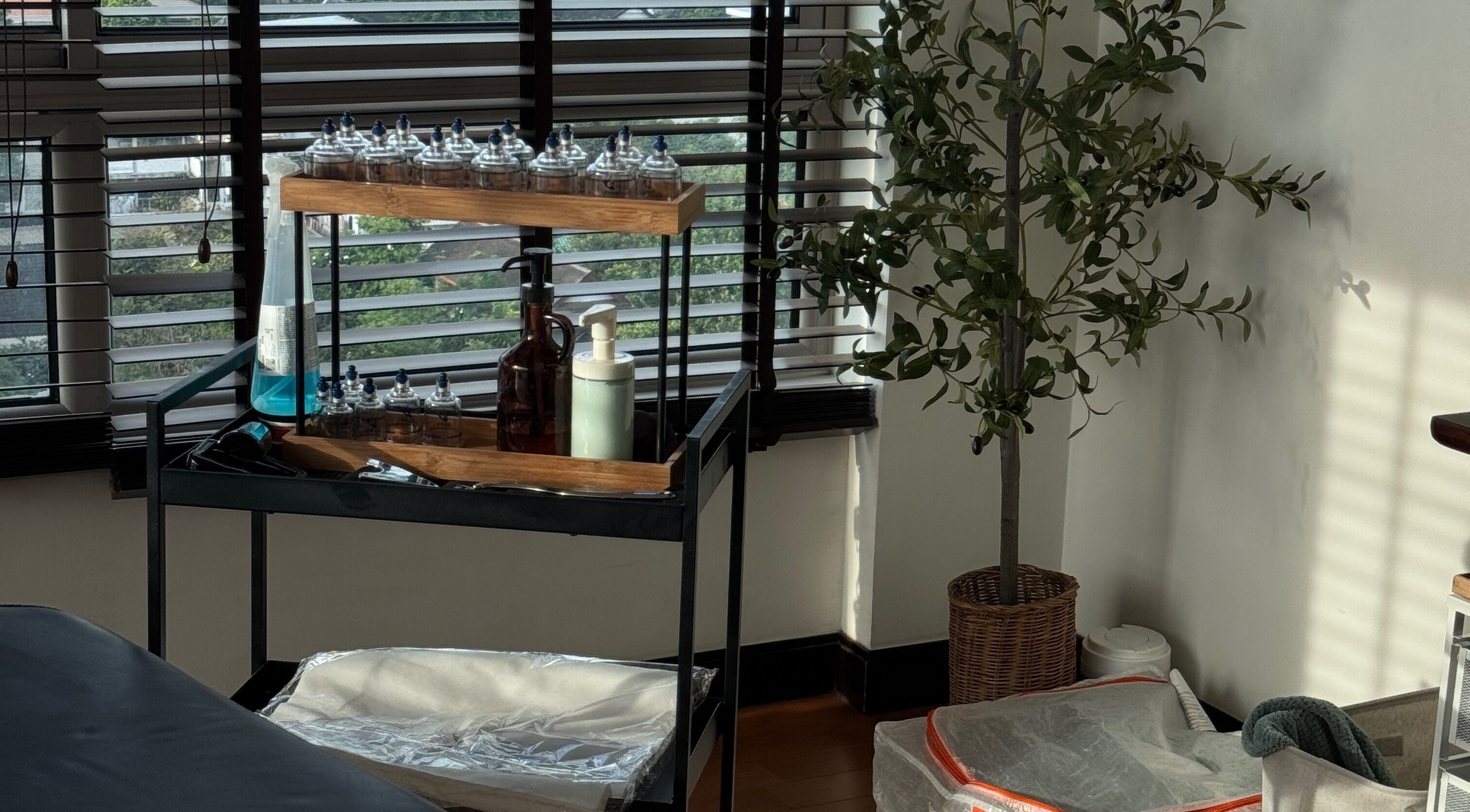 Massage room setup at Soulistic in Krung Thep Maha Nakhon, TH, featuring oils and cozy ambiance.