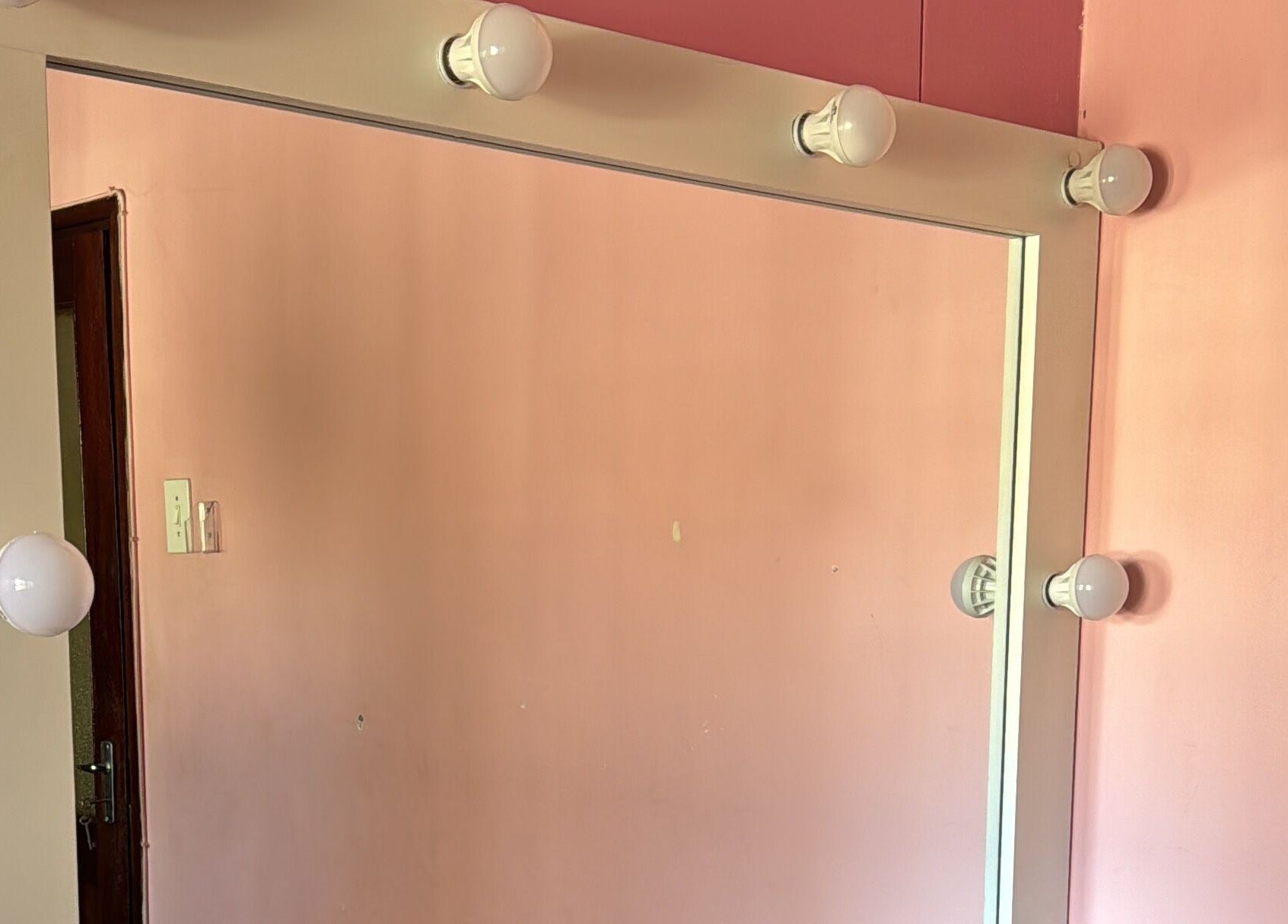 Vanyessa Makeup vanity mirror with lights in pink room, Maputo, Maputo, MZ.