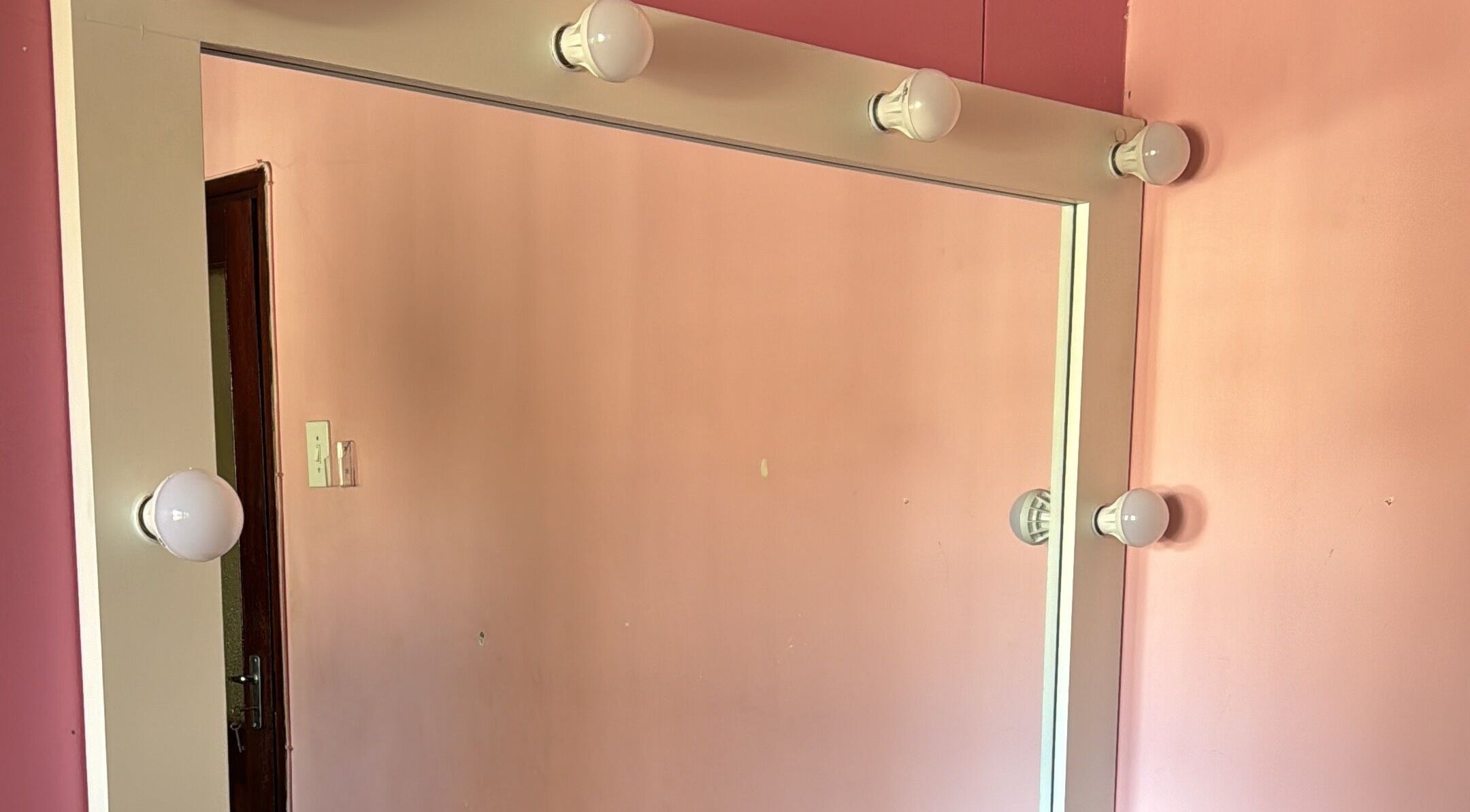 Vanyessa Makeup vanity mirror with lights in pink room, Maputo, Maputo, MZ.