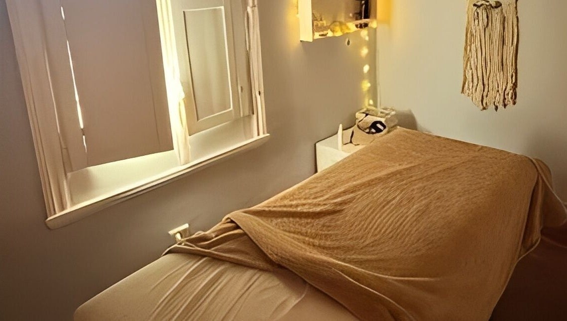 Sala de masajes en Miwa Holistico, Valentín Alsina, Provincia De Buenos Aires, AR con decoración cálida y acogedora.