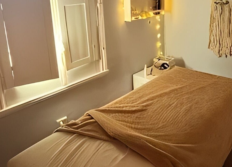 Sala de masajes en Miwa Holistico, Valentín Alsina, Provincia De Buenos Aires, AR con decoración cálida y acogedora.