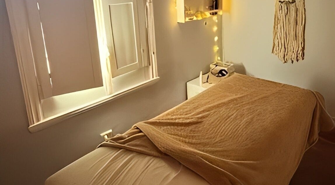 Sala de masajes en Miwa Holistico, Valentín Alsina, Provincia De Buenos Aires, AR con decoración cálida y acogedora.