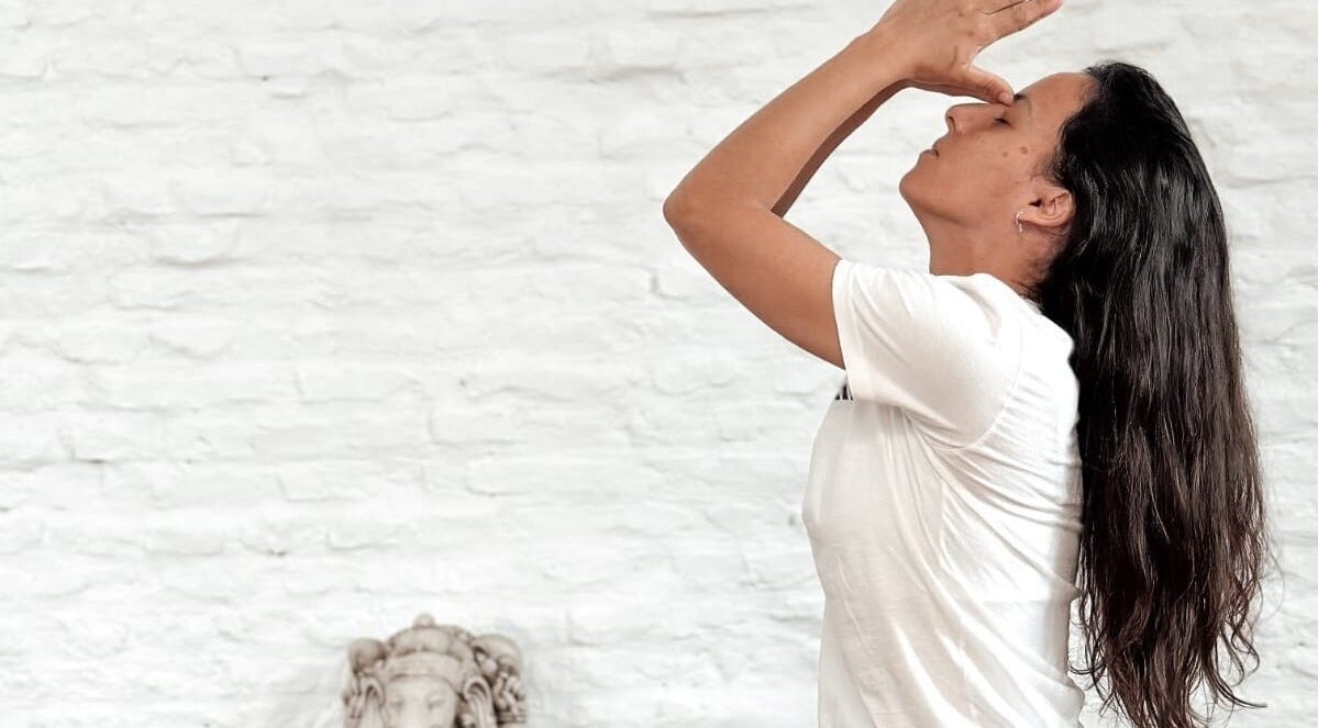 Mujer practicando yoga en Miwa Holistico, Valentín Alsina, Provincia De Buenos Aires, AR.