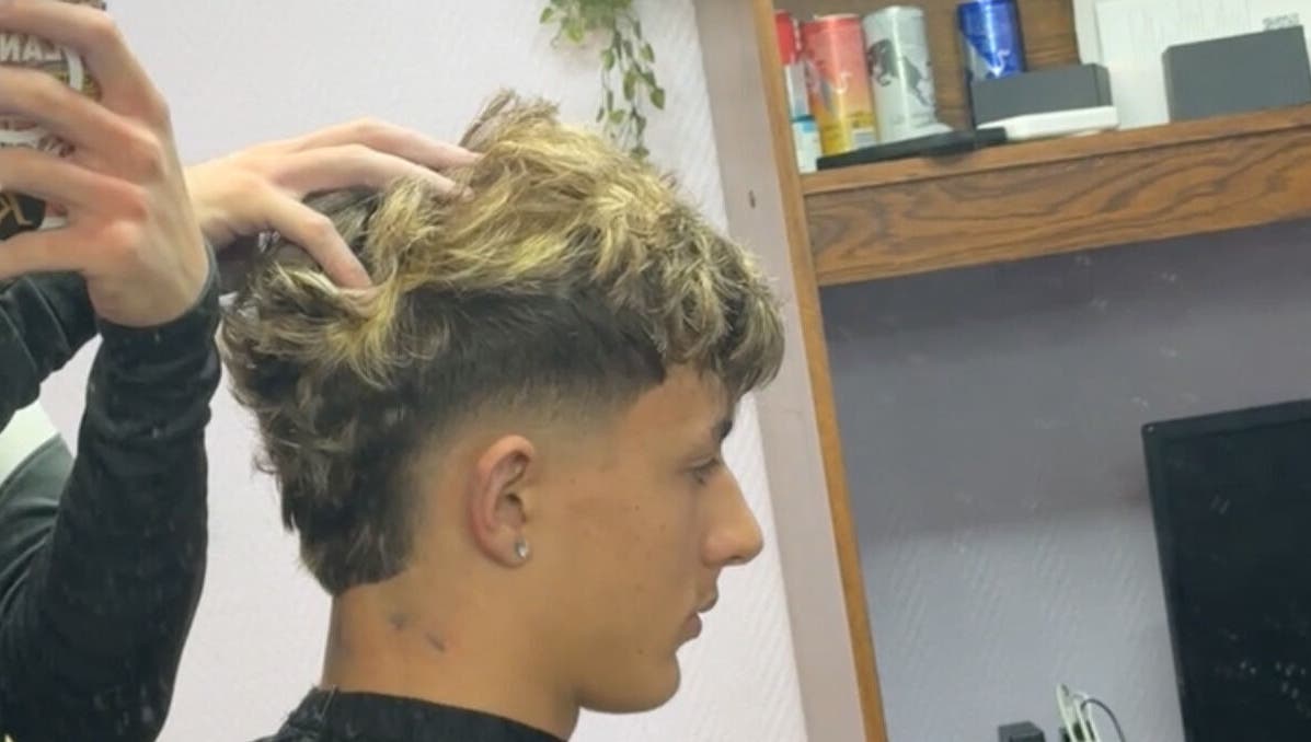 Coiffeur stylisant des cheveux au salon JK à Gravelotte, Grand Est, FR