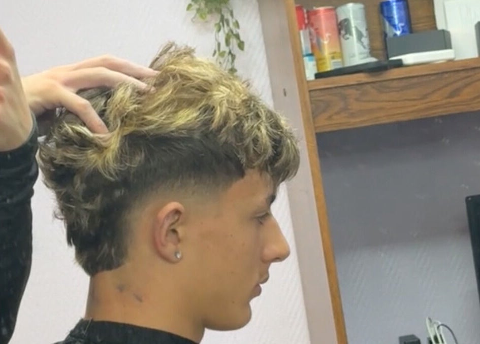 Coiffeur stylisant des cheveux au salon JK à Gravelotte, Grand Est, FR