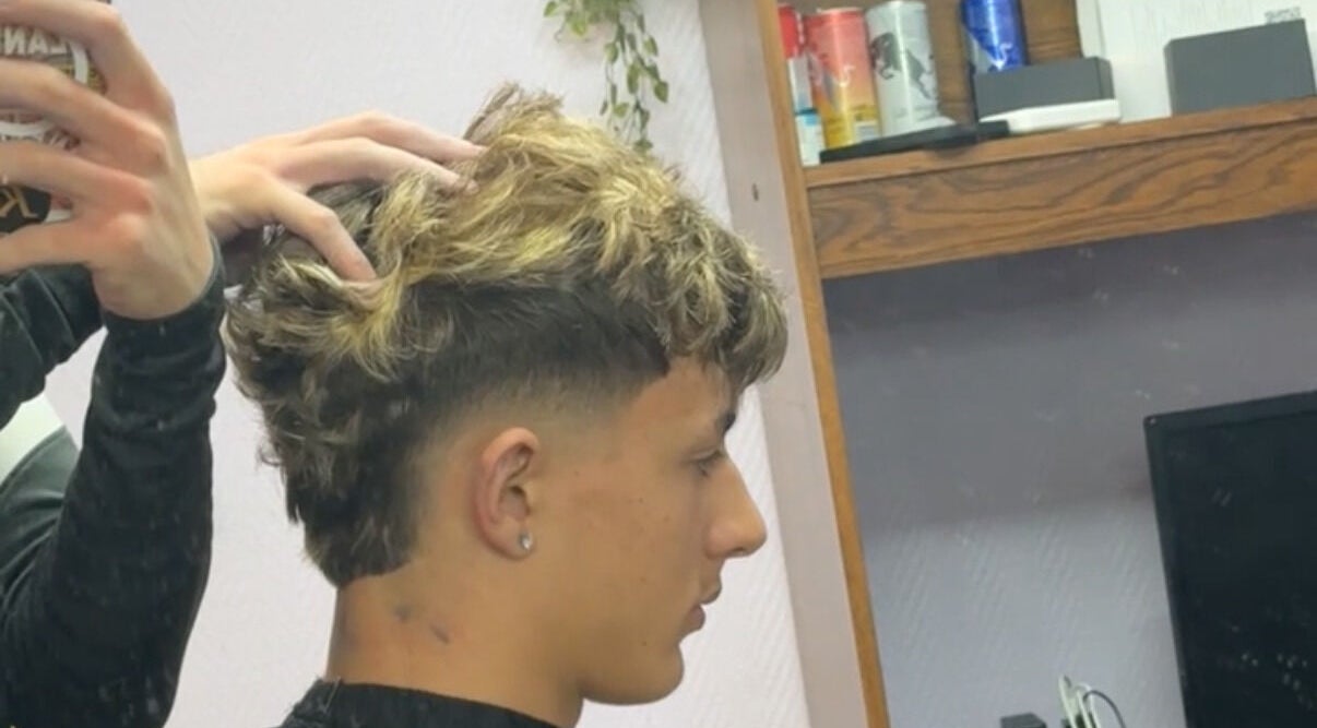 Coiffeur stylisant des cheveux au salon JK à Gravelotte, Grand Est, FR