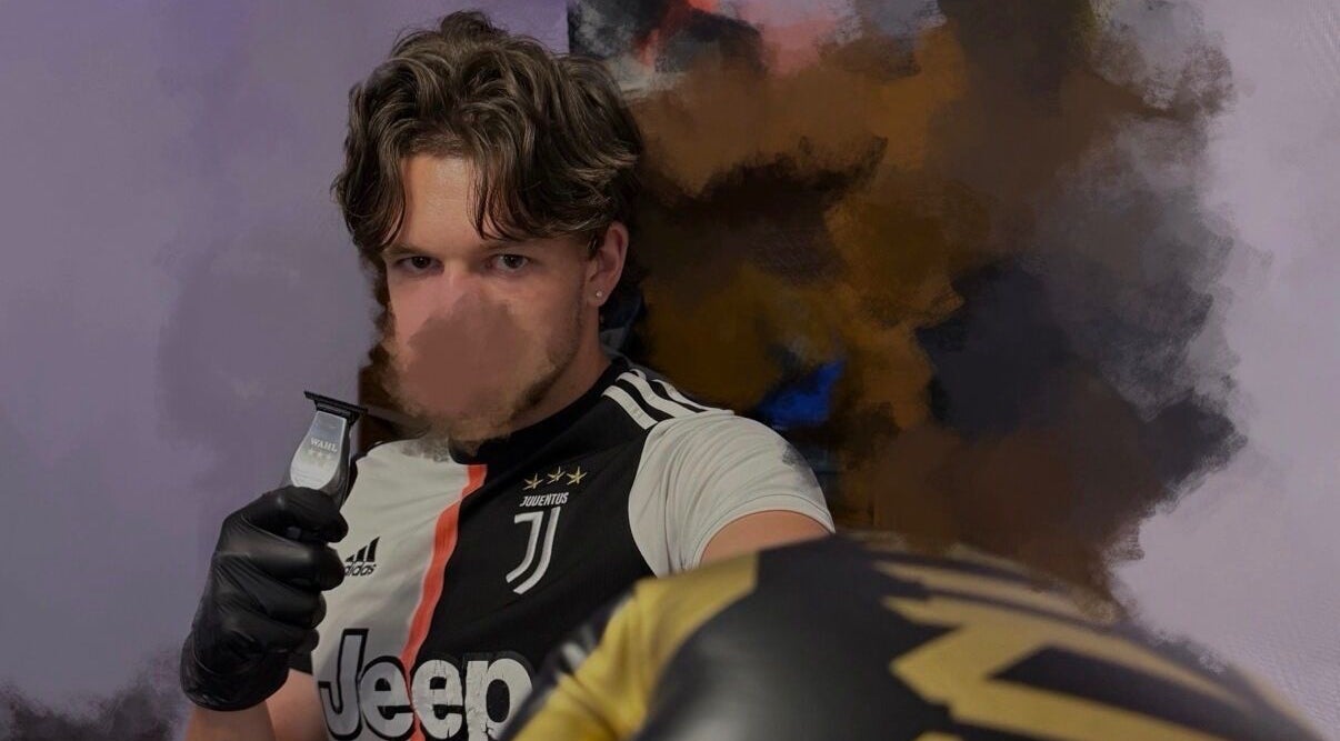 Barbier chez JK à Gravelotte, Grand Est, FR offrant un service de qualité avec une tondeuse moderne.