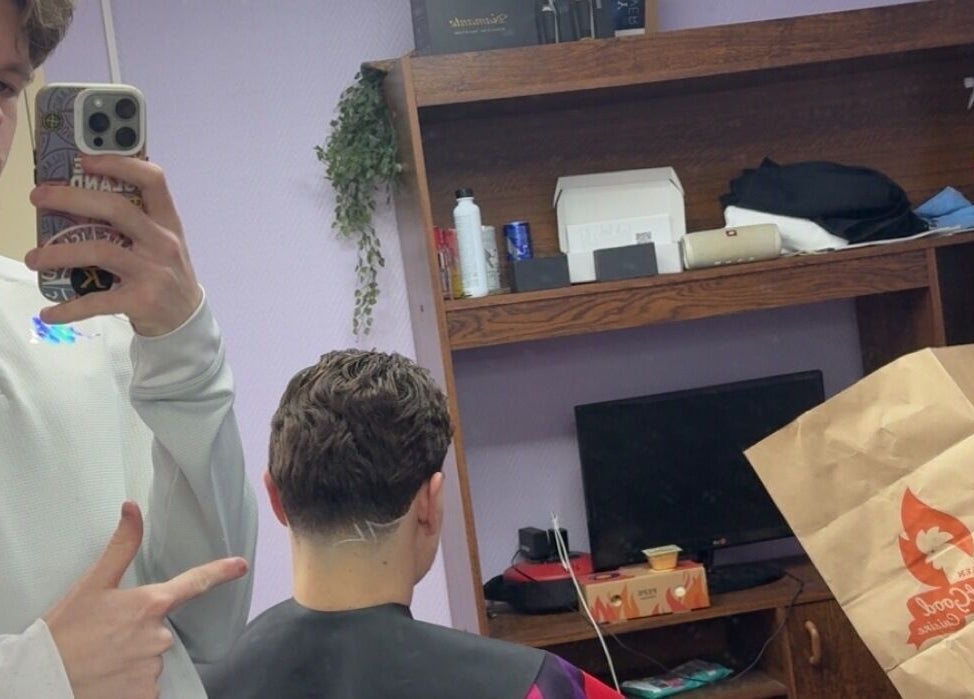 Intérieur du salon JK à Gravelotte, Grand Est, FR, avec mobilier en bois et équipement de coiffure.