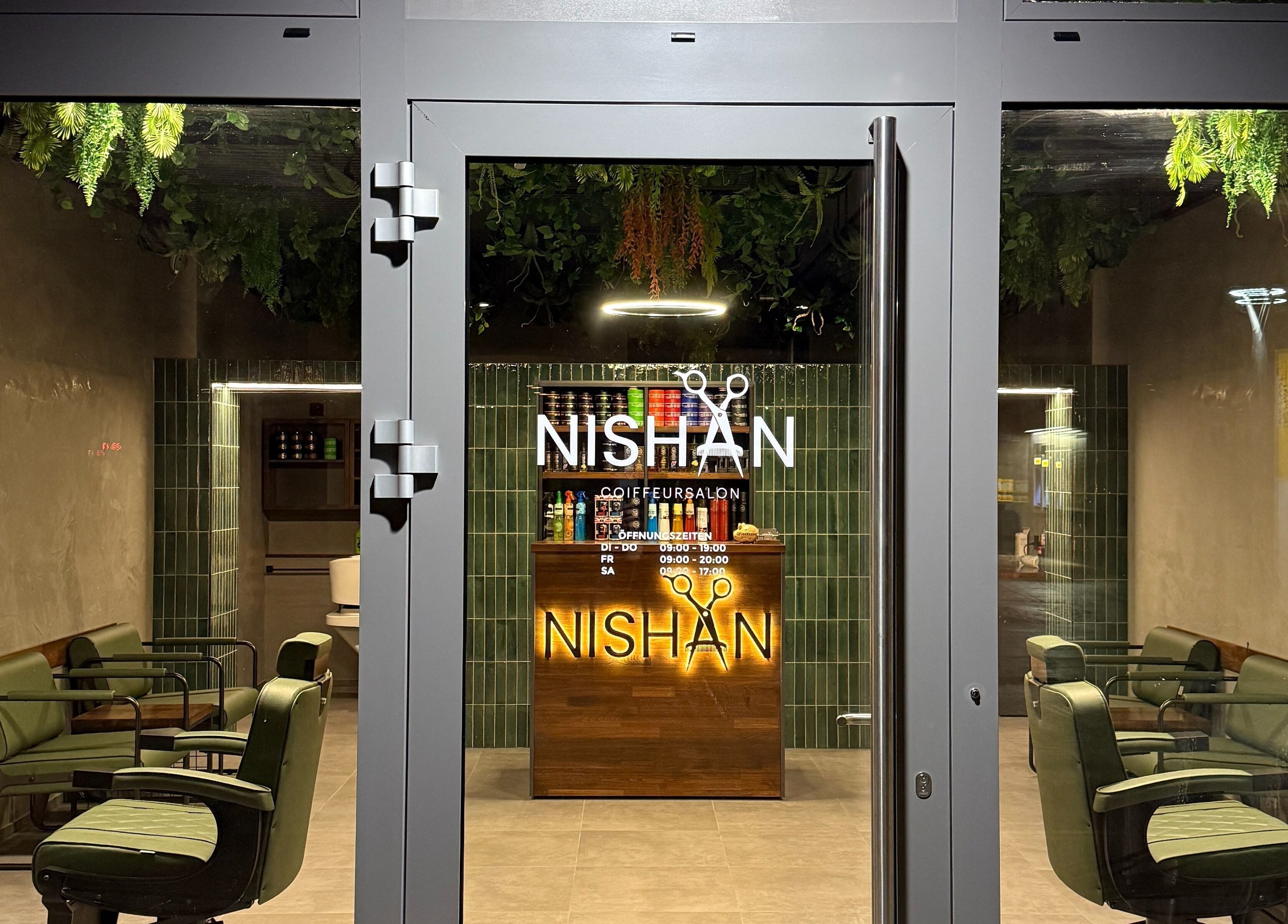 Eleganter Eingang von Nishan Coiffeursalon in Walenstadt, Sankt Gallen, CH mit modernen Stühlen und Deko.