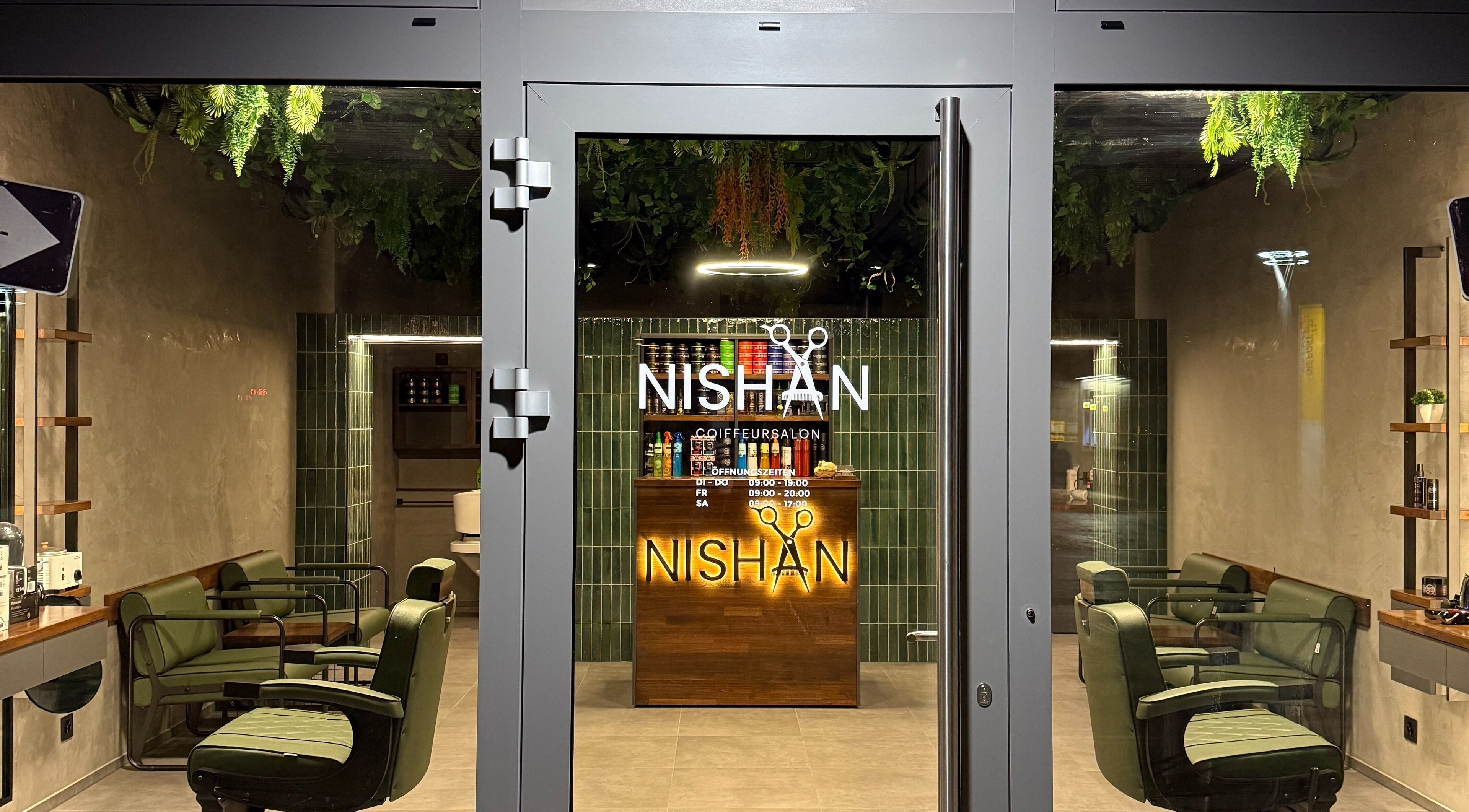 Eleganter Eingang von Nishan Coiffeursalon in Walenstadt, Sankt Gallen, CH mit modernen Stühlen und Deko.