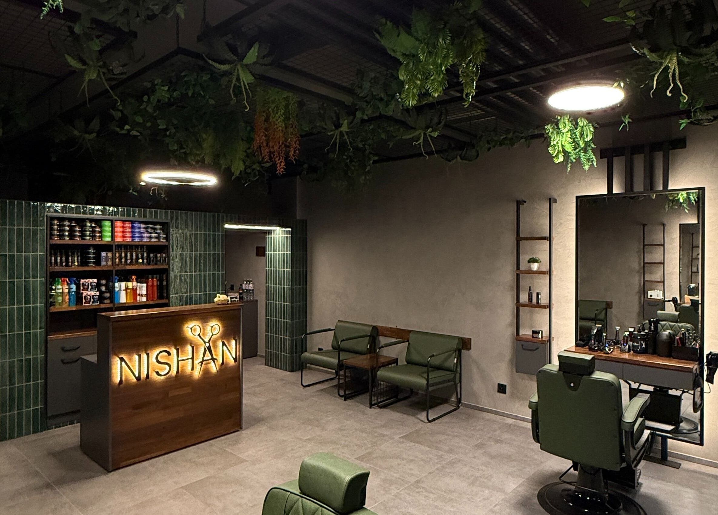 Innenansicht von Nishan Coiffeursalon in Walenstadt, Sankt Gallen, CH mit grüner Dekoration.
