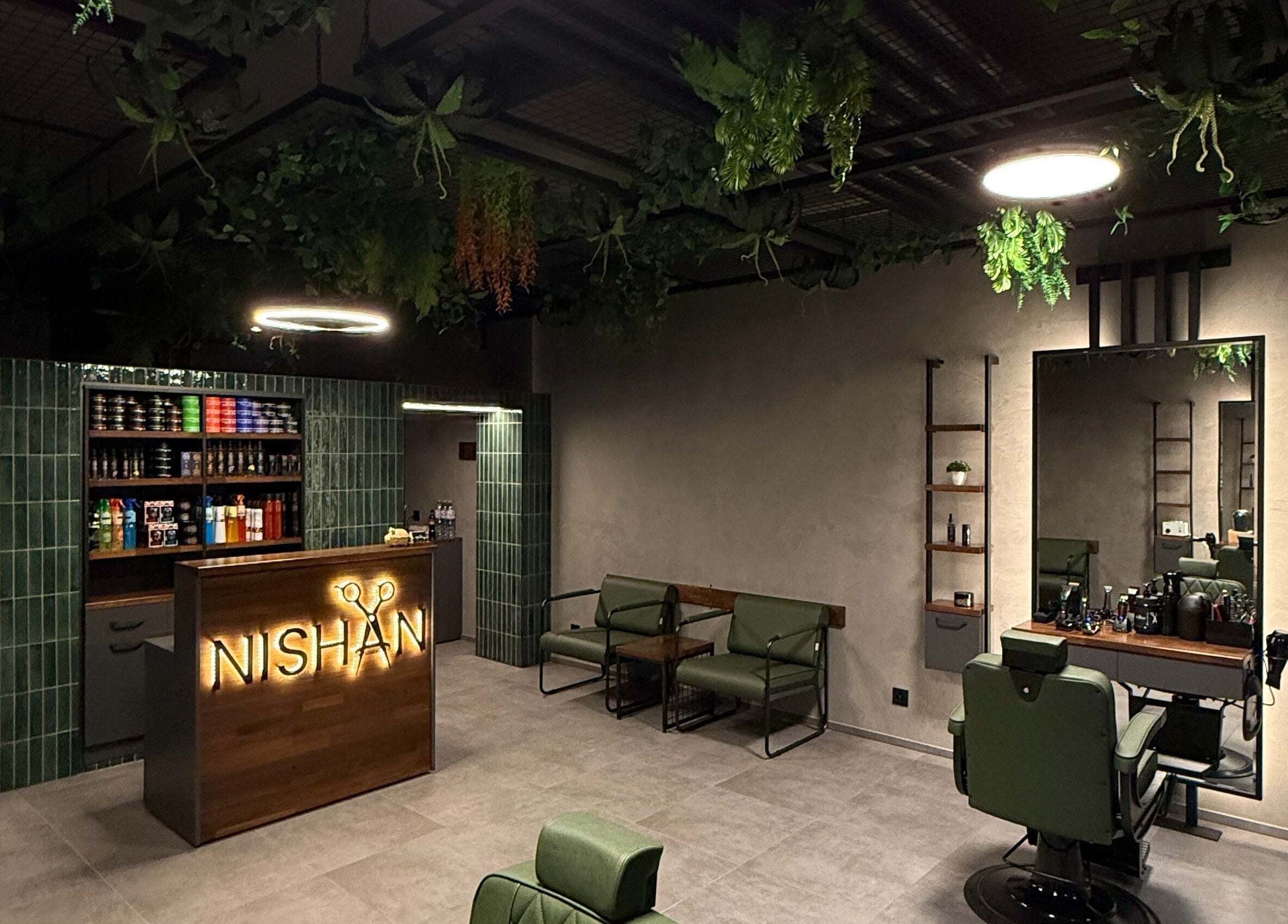 Innenansicht von Nishan Coiffeursalon in Walenstadt, Sankt Gallen, CH mit grüner Dekoration.