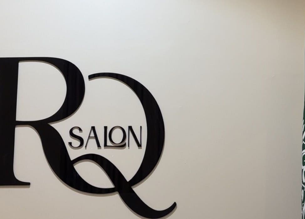 ديكور عصري في صالون رقة للتزيين النسائي بالرياض, منطقة الرياض, SA بجانب علم المملكة.