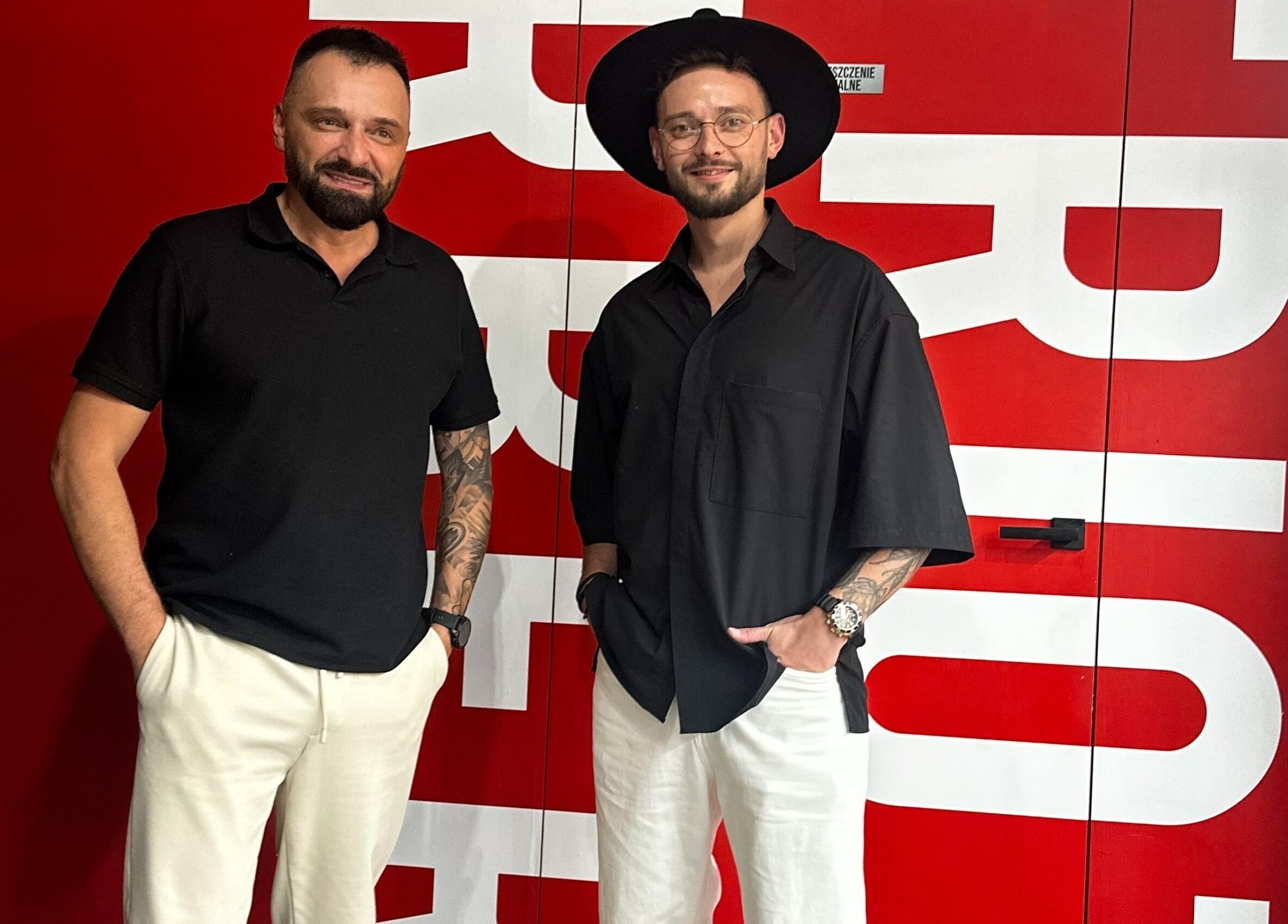 Dwóch mężczyzn przed Patriot Barberletnica w Gdańsk, Województwo Pomorskie, PL. Elegancki wystrój i styl.