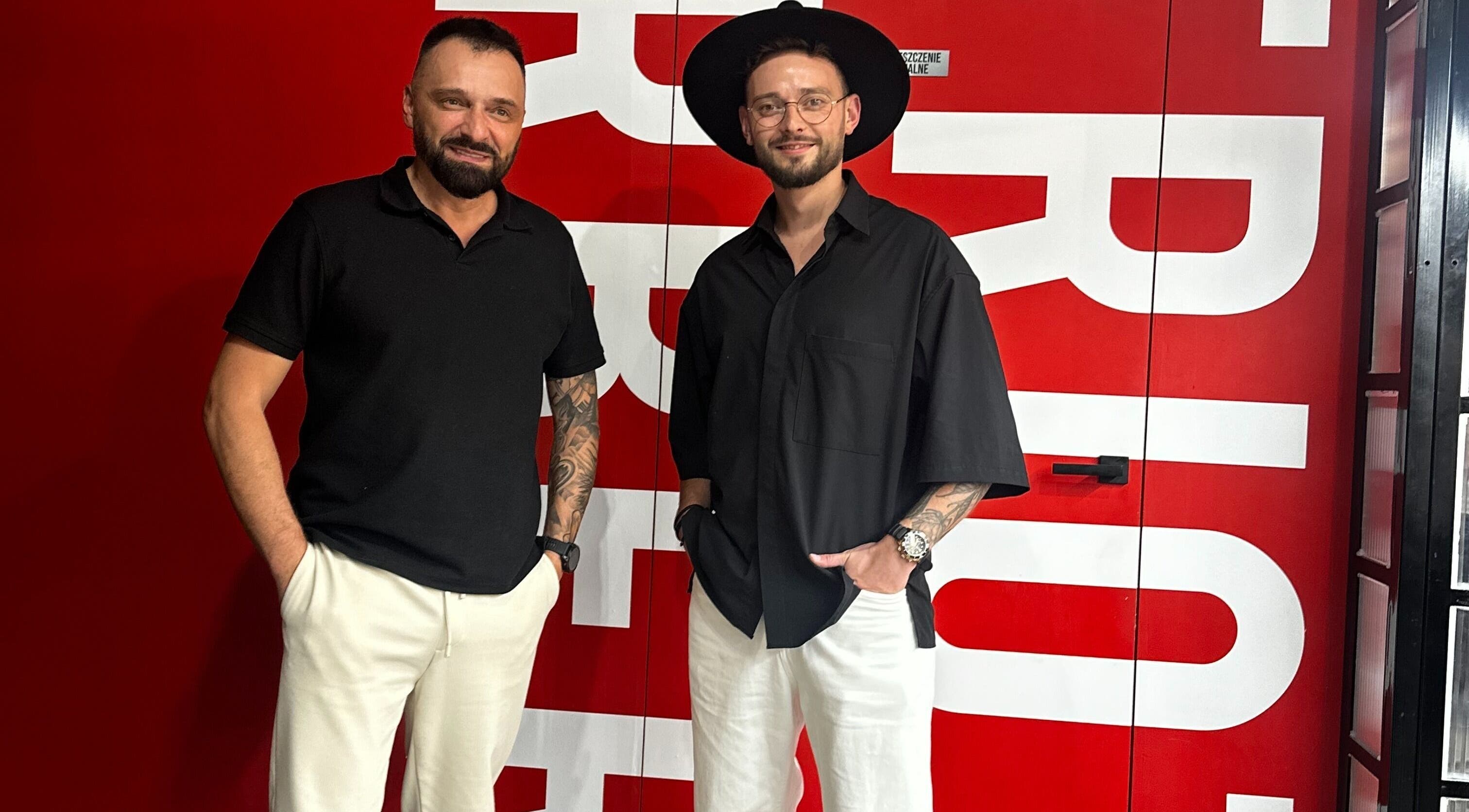 Dwóch mężczyzn przed Patriot Barberletnica w Gdańsk, Województwo Pomorskie, PL. Elegancki wystrój i styl.