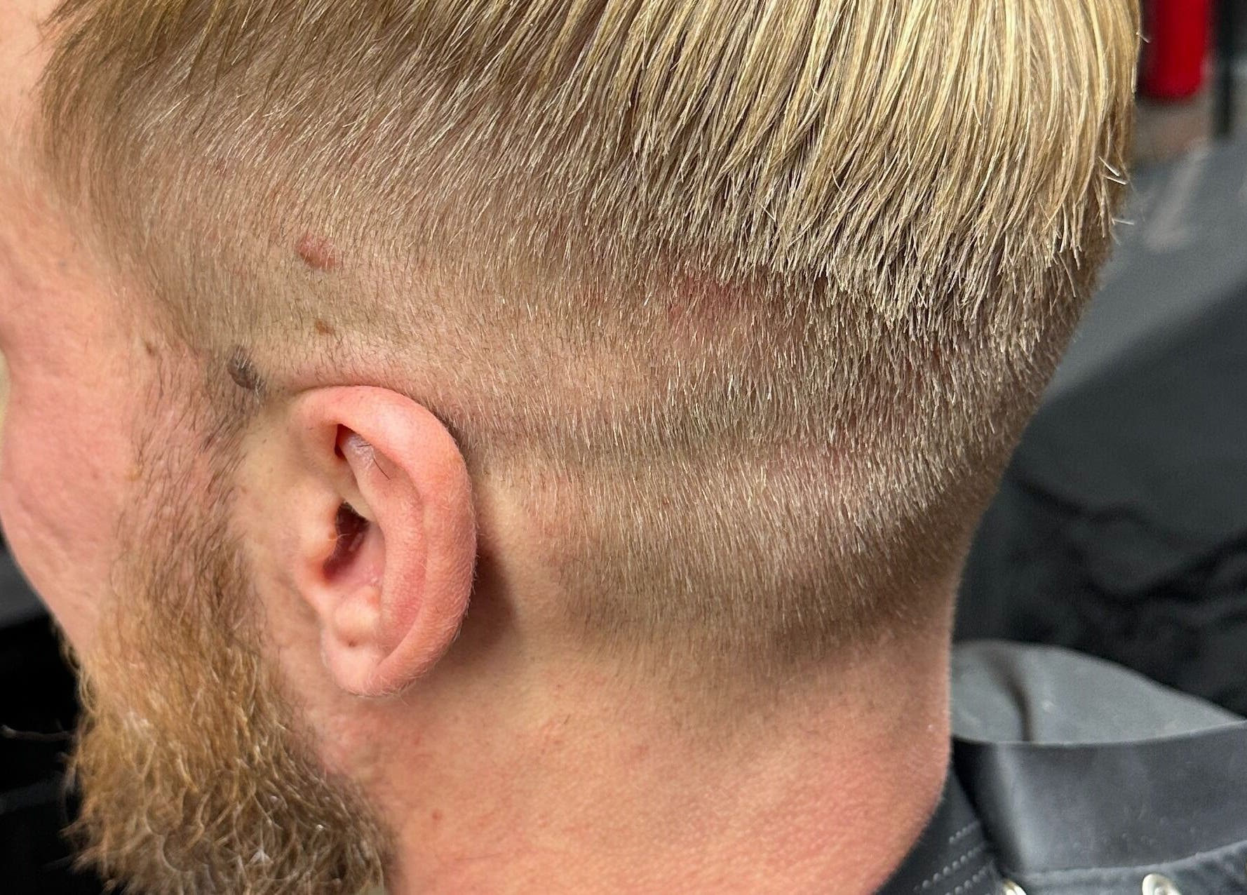 Modne cięcie męskie w Patriot Barberletnica, Gdańsk, Województwo Pomorskie, PL.