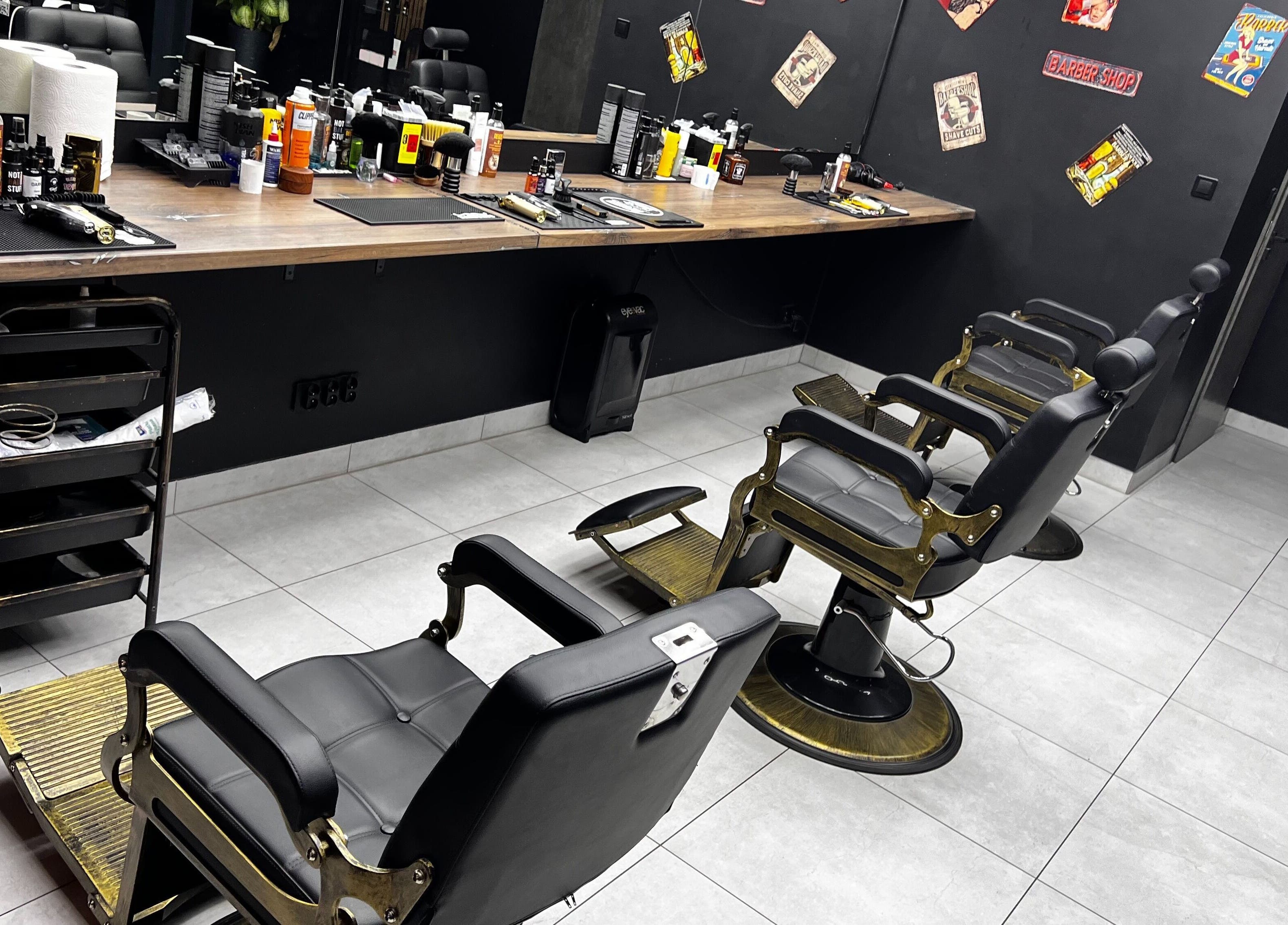 Wnętrze Patriot Barberletnica, Gdańsk z luksusowymi fotelami i nowoczesnym wystrojem.