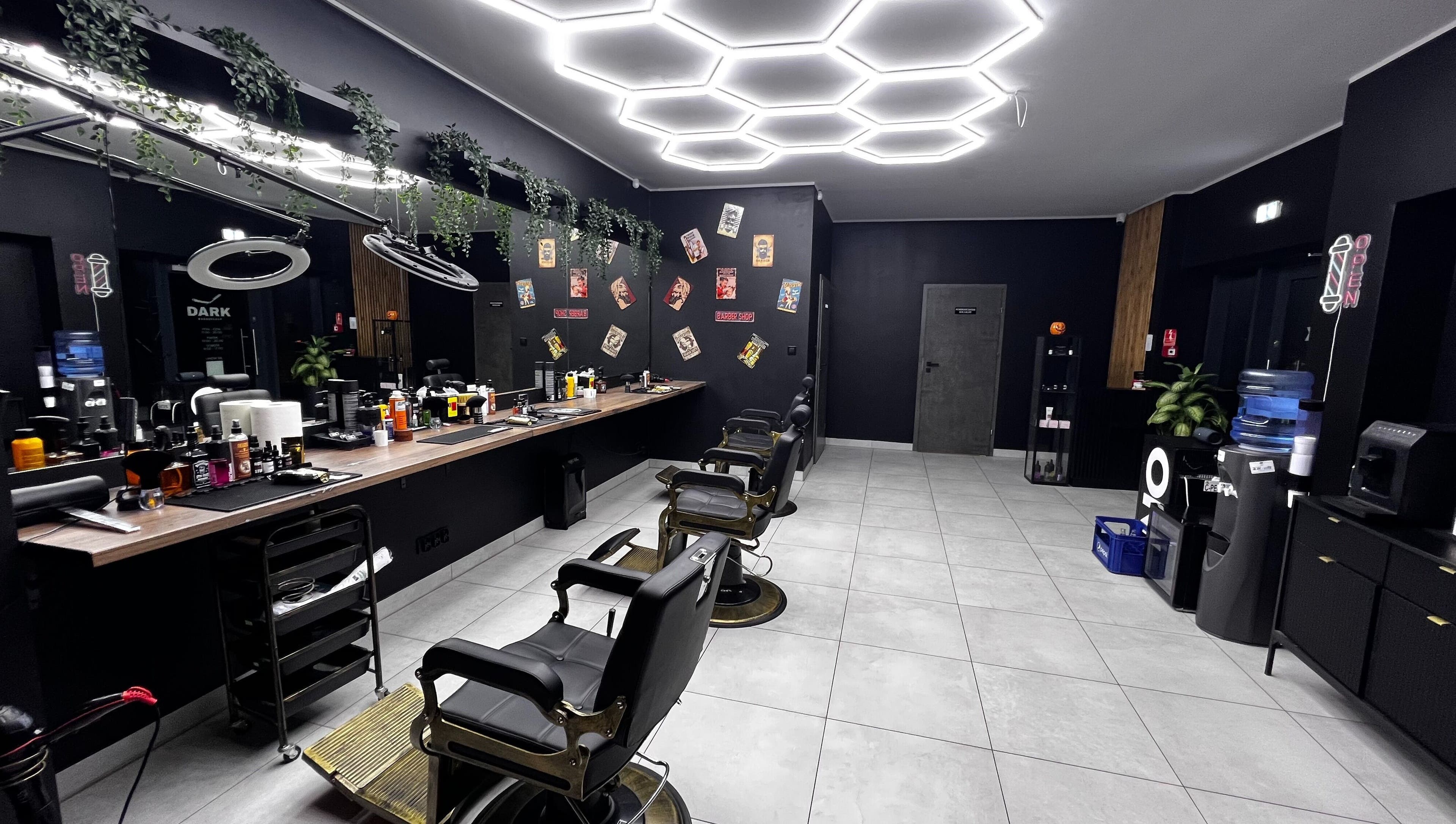 Wnętrze Patriot Barberletnica, Gdańsk, Województwo Pomorskie, PL. Nowoczesne krzesła i estetyka salonu.