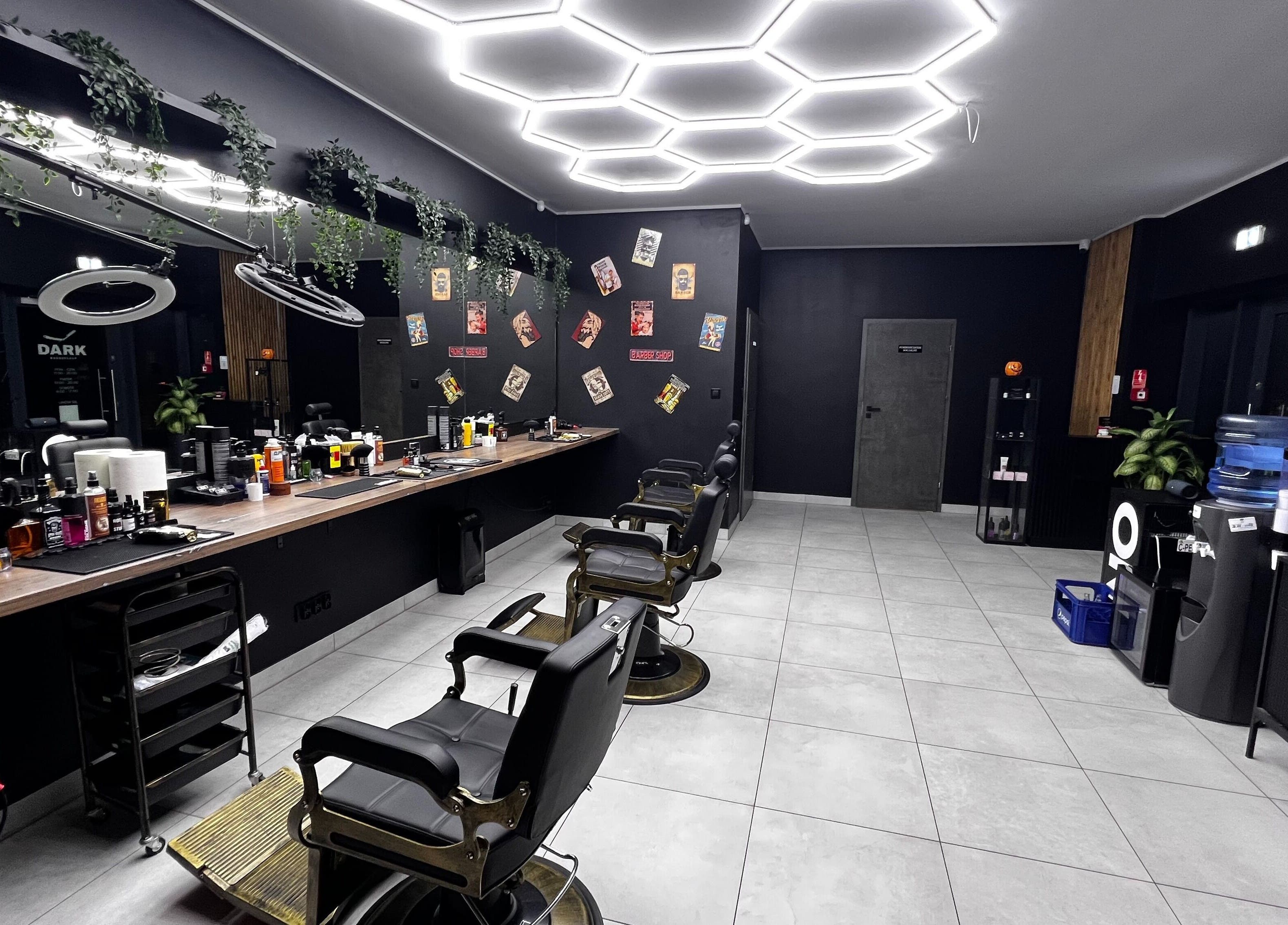 Wnętrze Patriot Barberletnica, Gdańsk, Województwo Pomorskie, PL. Nowoczesne krzesła i estetyka salonu.