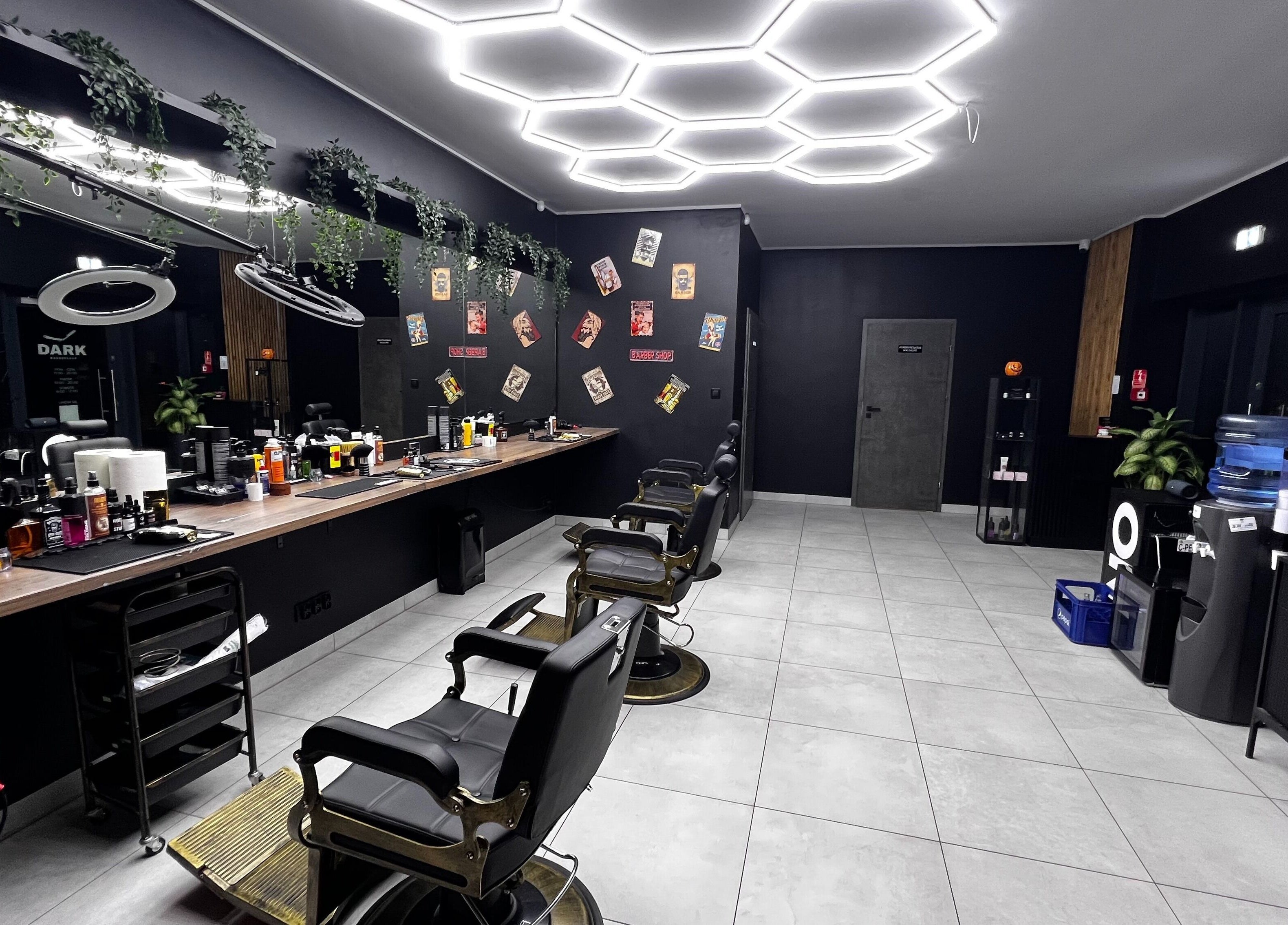 Wnętrze Patriot Barberletnica, Gdańsk, Województwo Pomorskie, PL. Nowoczesne krzesła i estetyka salonu.