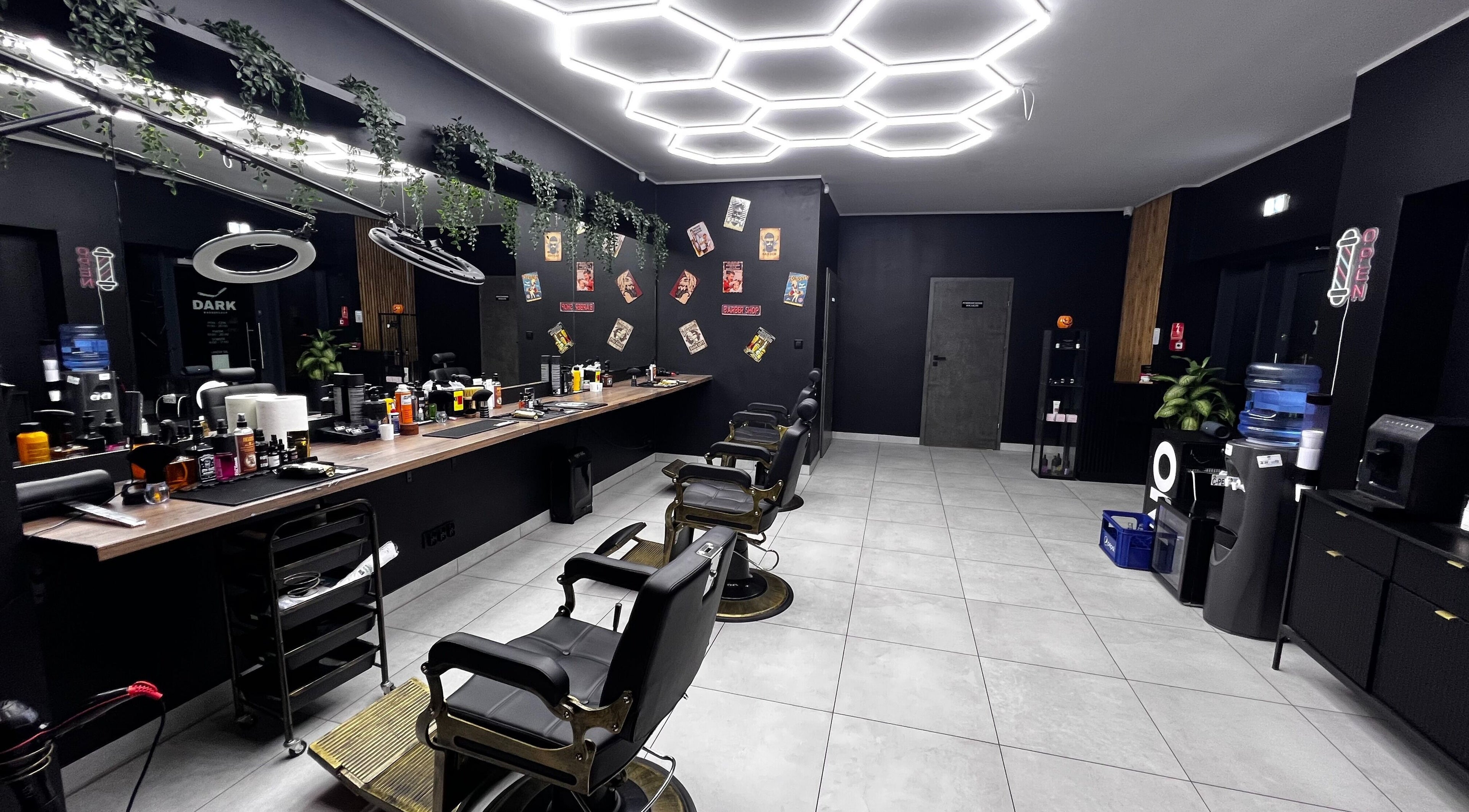 Wnętrze Patriot Barberletnica, Gdańsk, Województwo Pomorskie, PL. Nowoczesne krzesła i estetyka salonu.