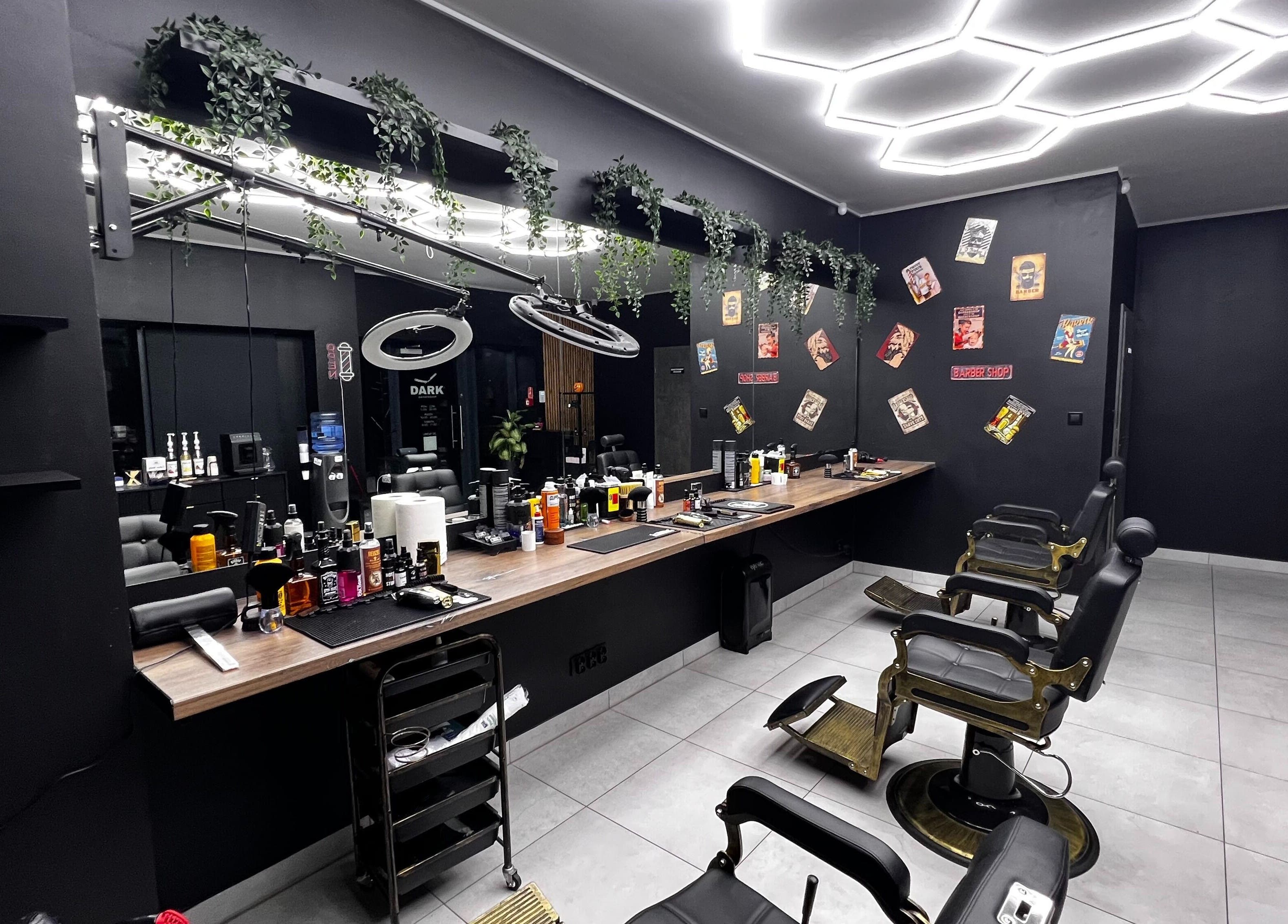 Nowoczesne wnętrze Patriot Barberletnica w Gdańsk, Województwo Pomorskie, PL z eleganckimi fotelami.