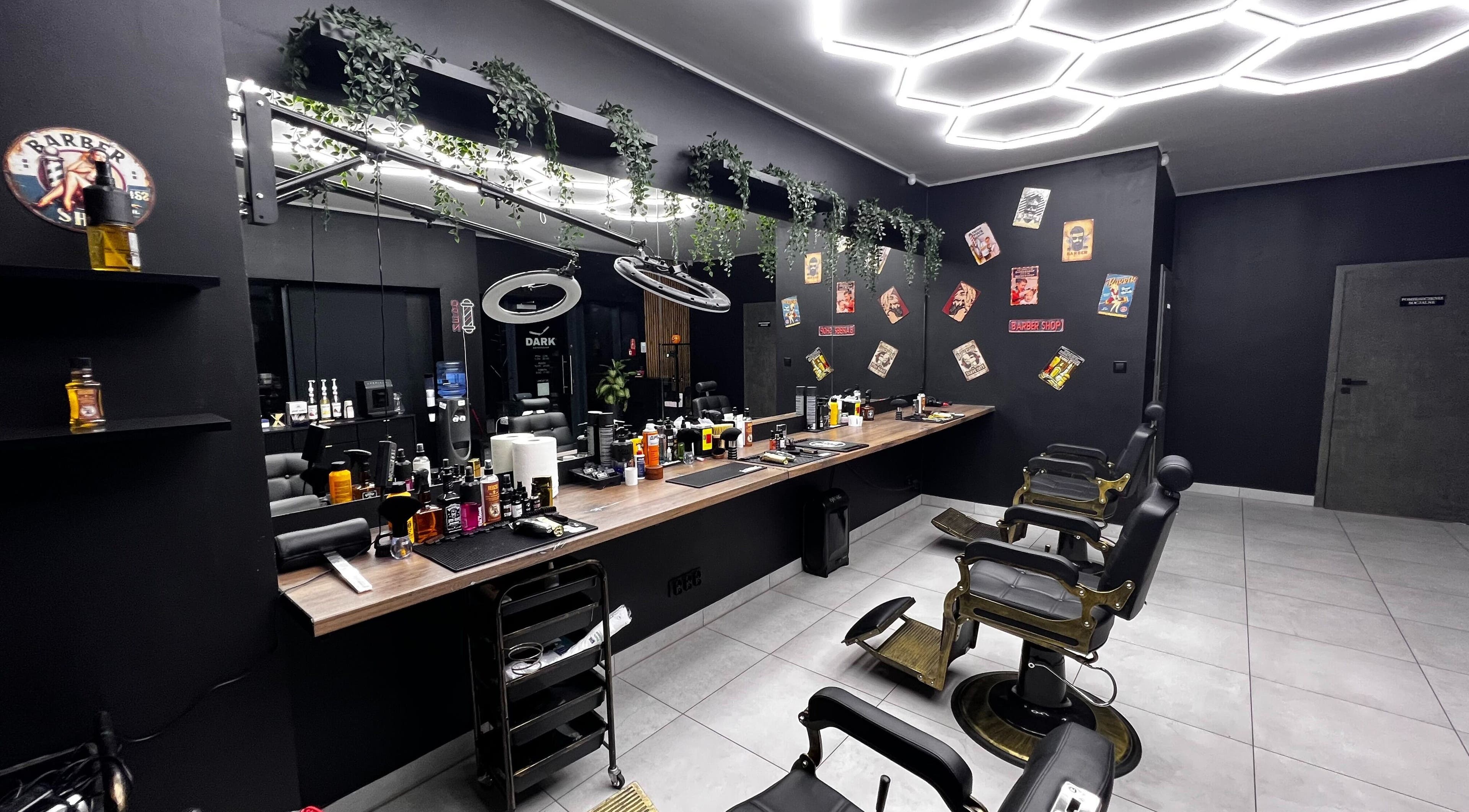 Nowoczesne wnętrze Patriot Barberletnica w Gdańsk, Województwo Pomorskie, PL z eleganckimi fotelami.