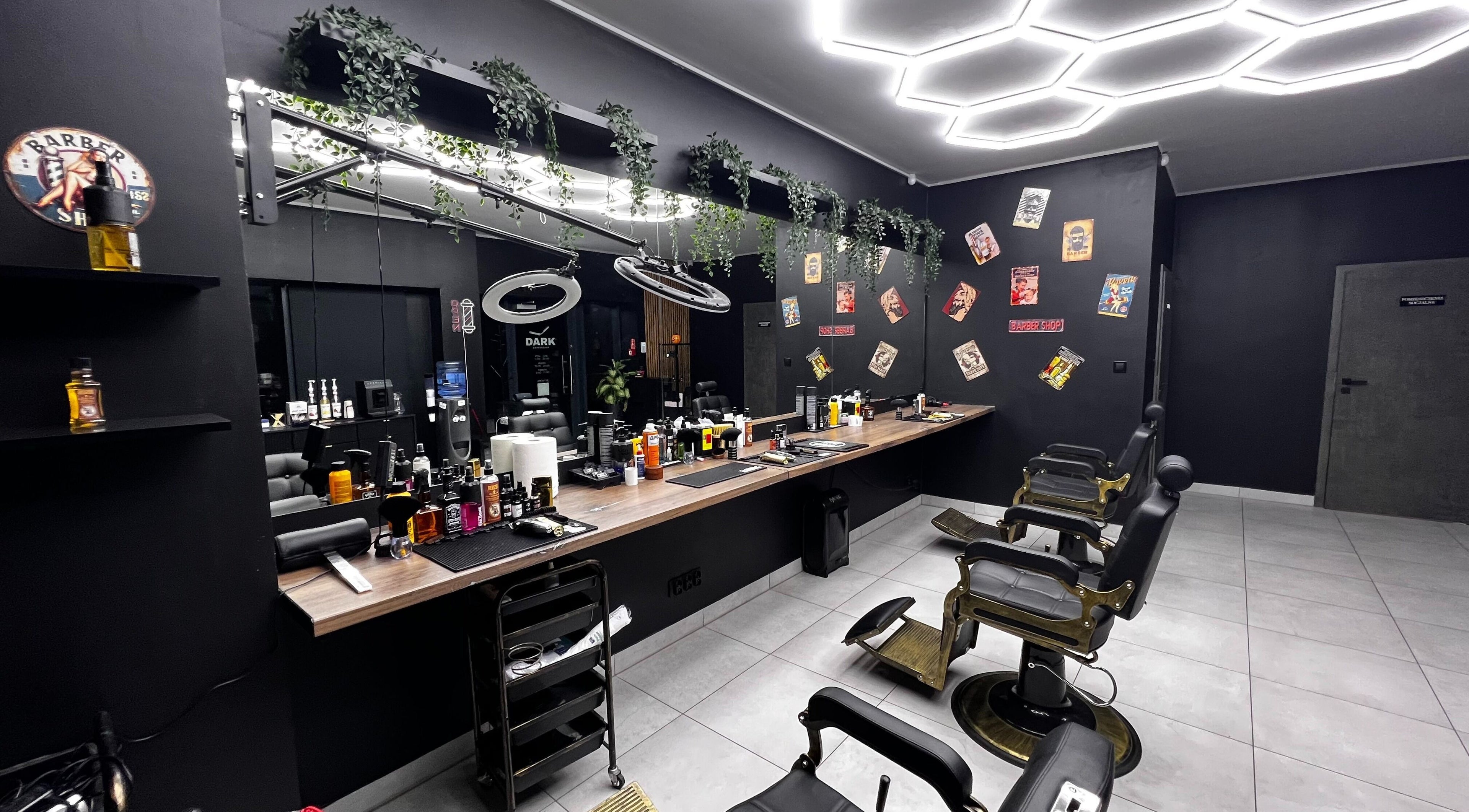 Nowoczesne wnętrze Patriot Barberletnica w Gdańsk, Województwo Pomorskie, PL z eleganckimi fotelami.