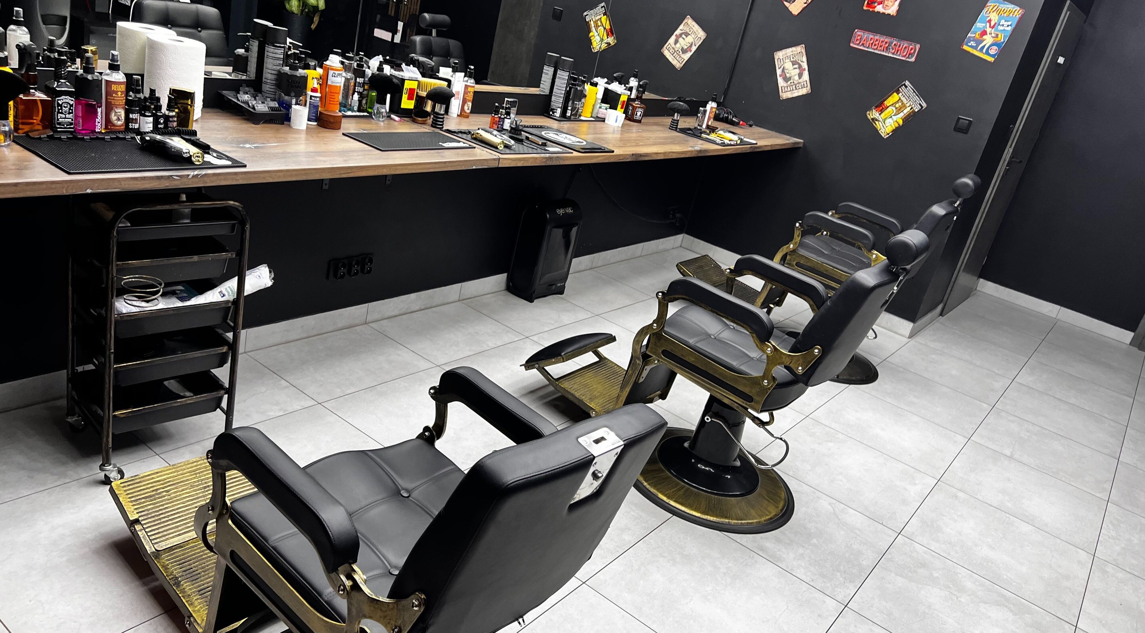 Nowoczesne wnętrze Patriot Barberletnica w Gdańsku, Województwo Pomorskie z eleganckimi fotelami fryzjerskimi.