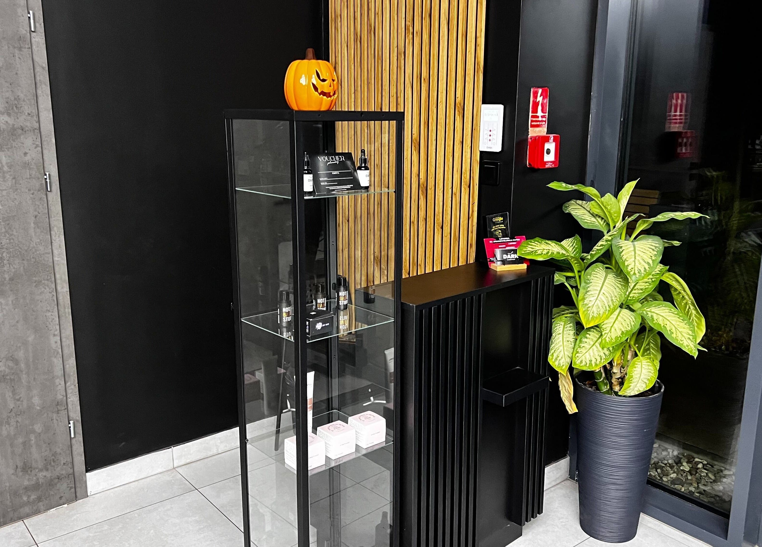 Stylowe wnętrze Patriot Barberletnica, Gdańsk, Województwo Pomorskie, PL, z elegancką zielenią i dekoracją Halloween.